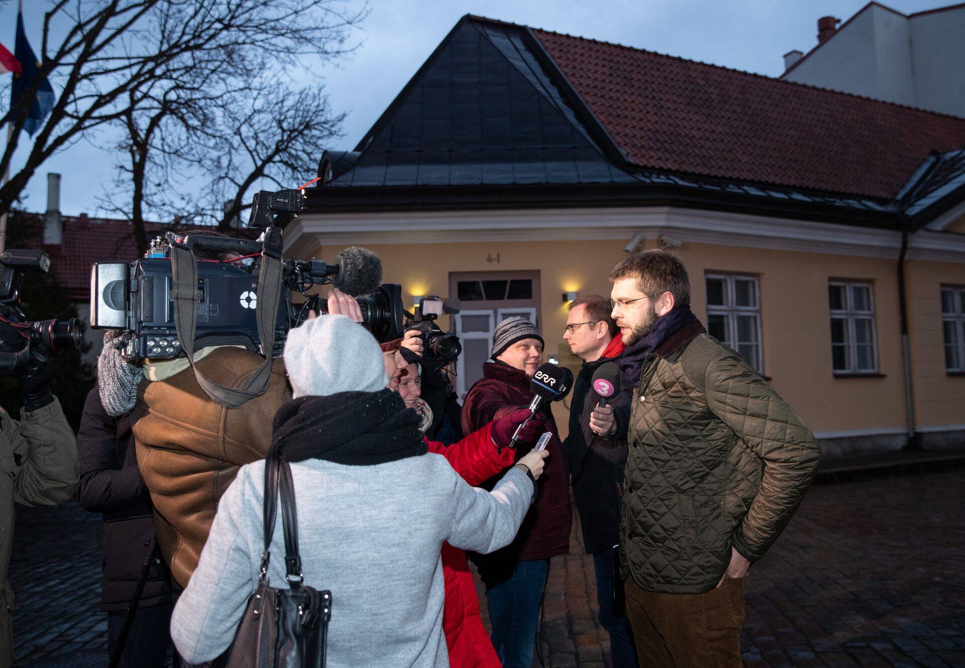 Valitsuse kriis. Peaminister Jüri Ratas kutsus Sotsiaaldemokraatide juhi Jevgeni Ossinovski ja Isamaa juhi Helir- Valdor Seederi olukorda arutama.