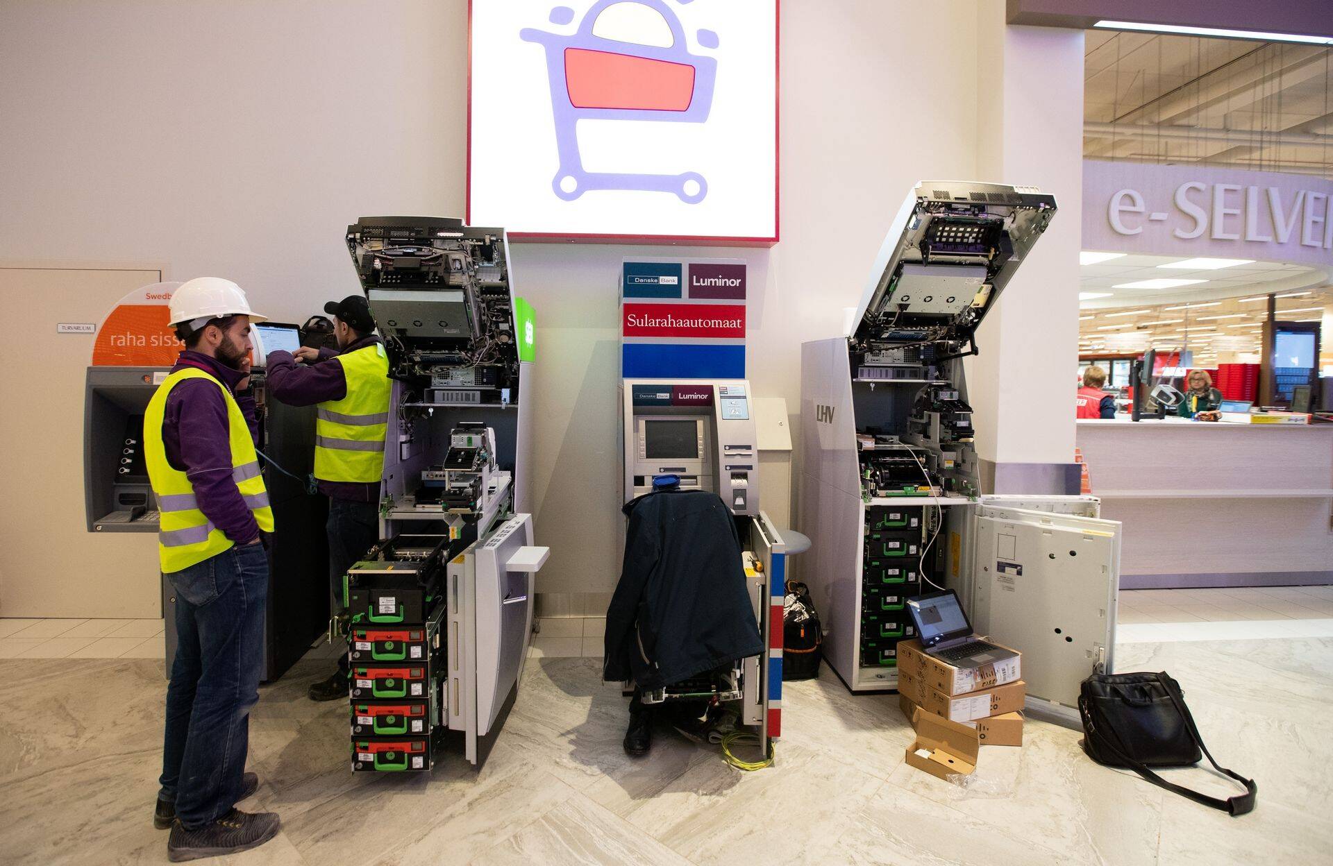 Sularahaautomaatide paigaldamine kaubanduskeskusesse T1 (foto on illustratiivne).