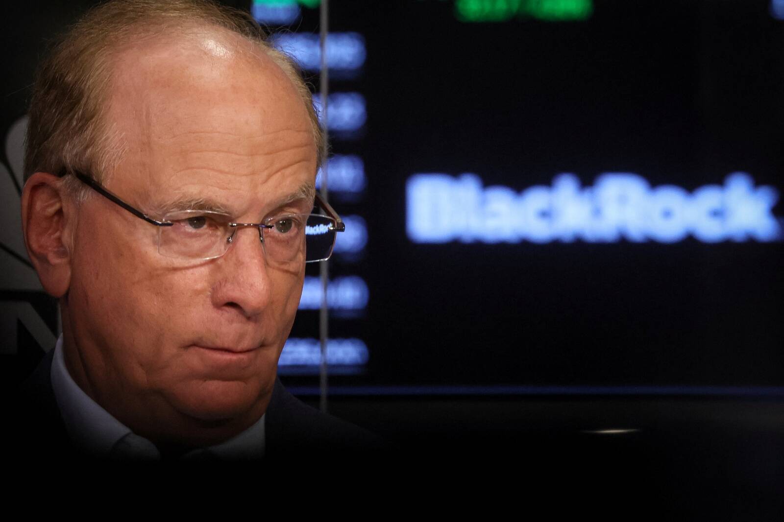 Visuzstatāmākais piemērs tam, kā kāds indeksu fondu milzis uzņēmies forsēt pārmaiņas sabiedrība, ir BlackRock, kas kontrolē iShares fondus, ar tā šefu Leriju Finku priekšgalā.