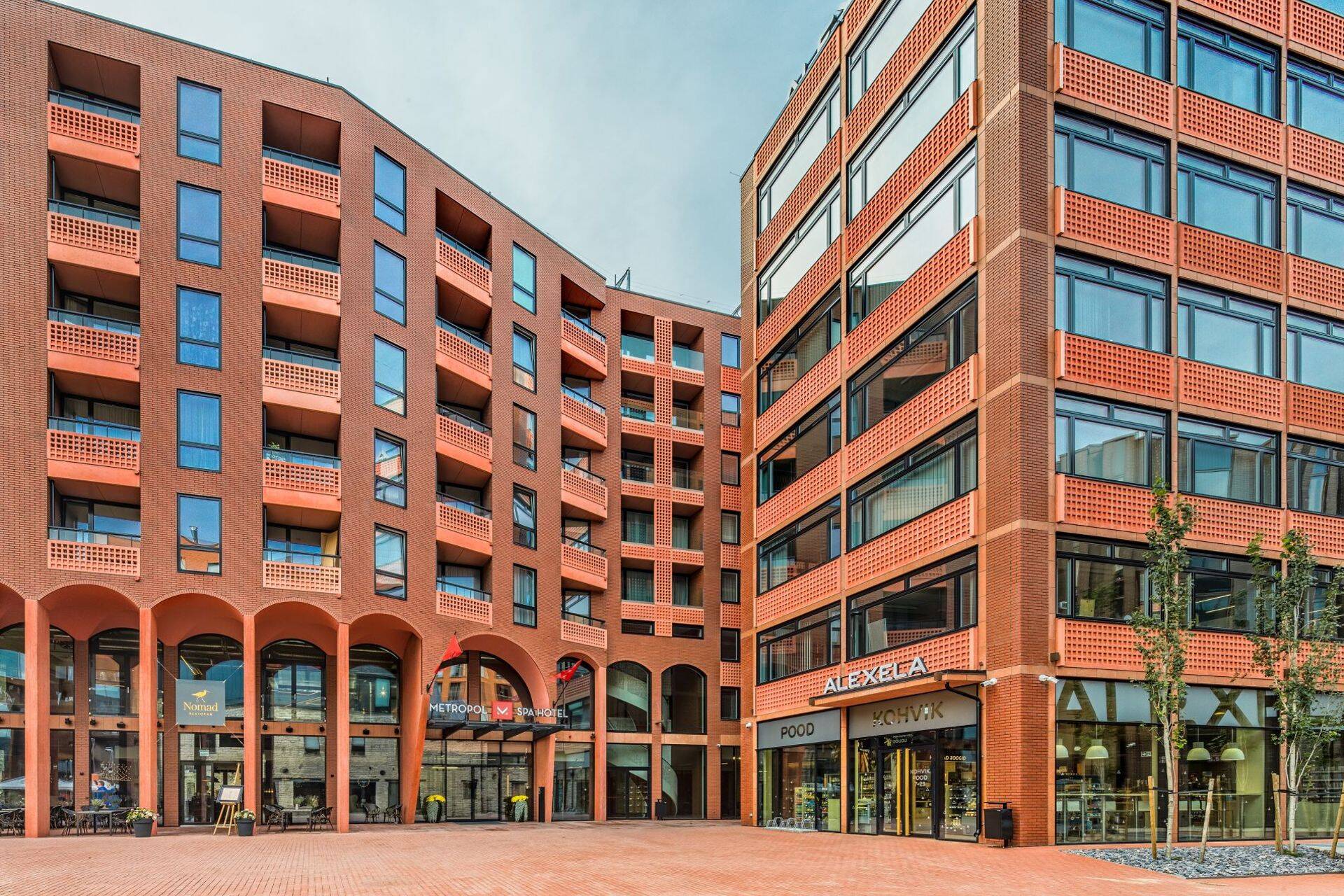 2018. aastal tarnis Marsalis Element Roseni 9 elu- ja ärihoonele punasest betoonist rõdupiirded.