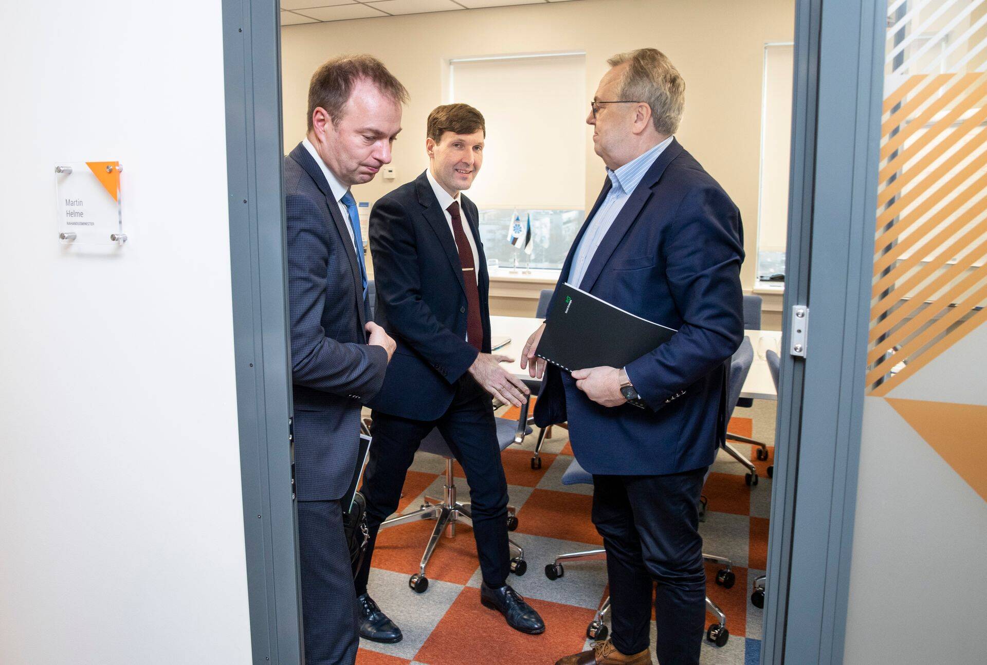 Eesti Energia juht Hando Sutter (vasakul) ja nõukogu esimees Väino Kaldoja (paremal) pärast tänast kohtumist rahanduminister Martin Helmega.