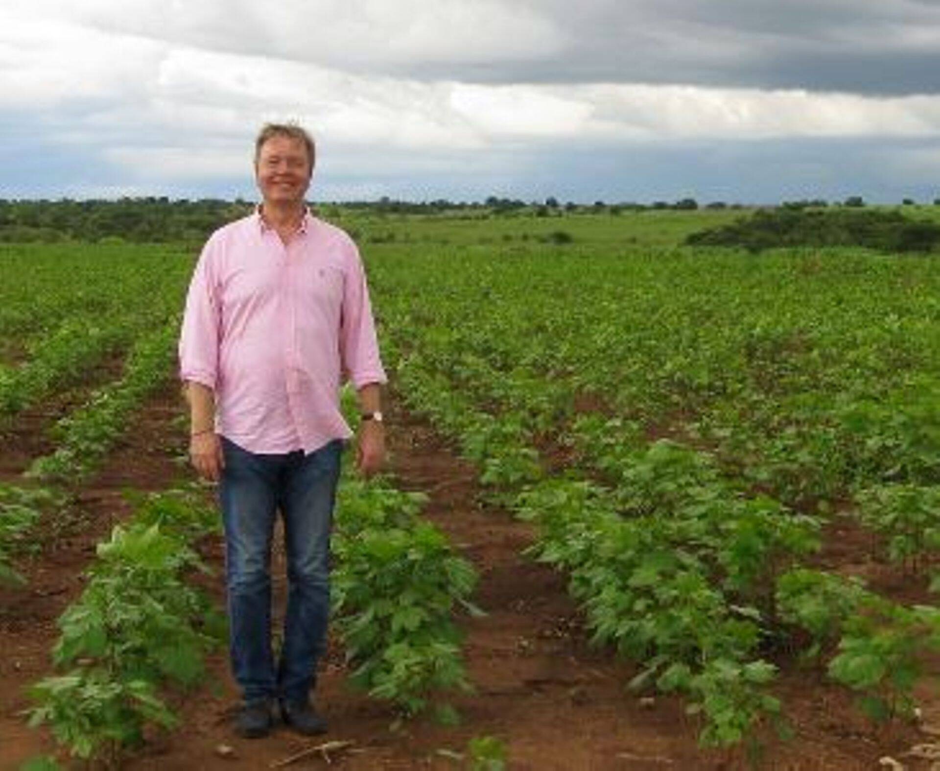Joakim Helenius Mosambiigis puuvilla põllul.