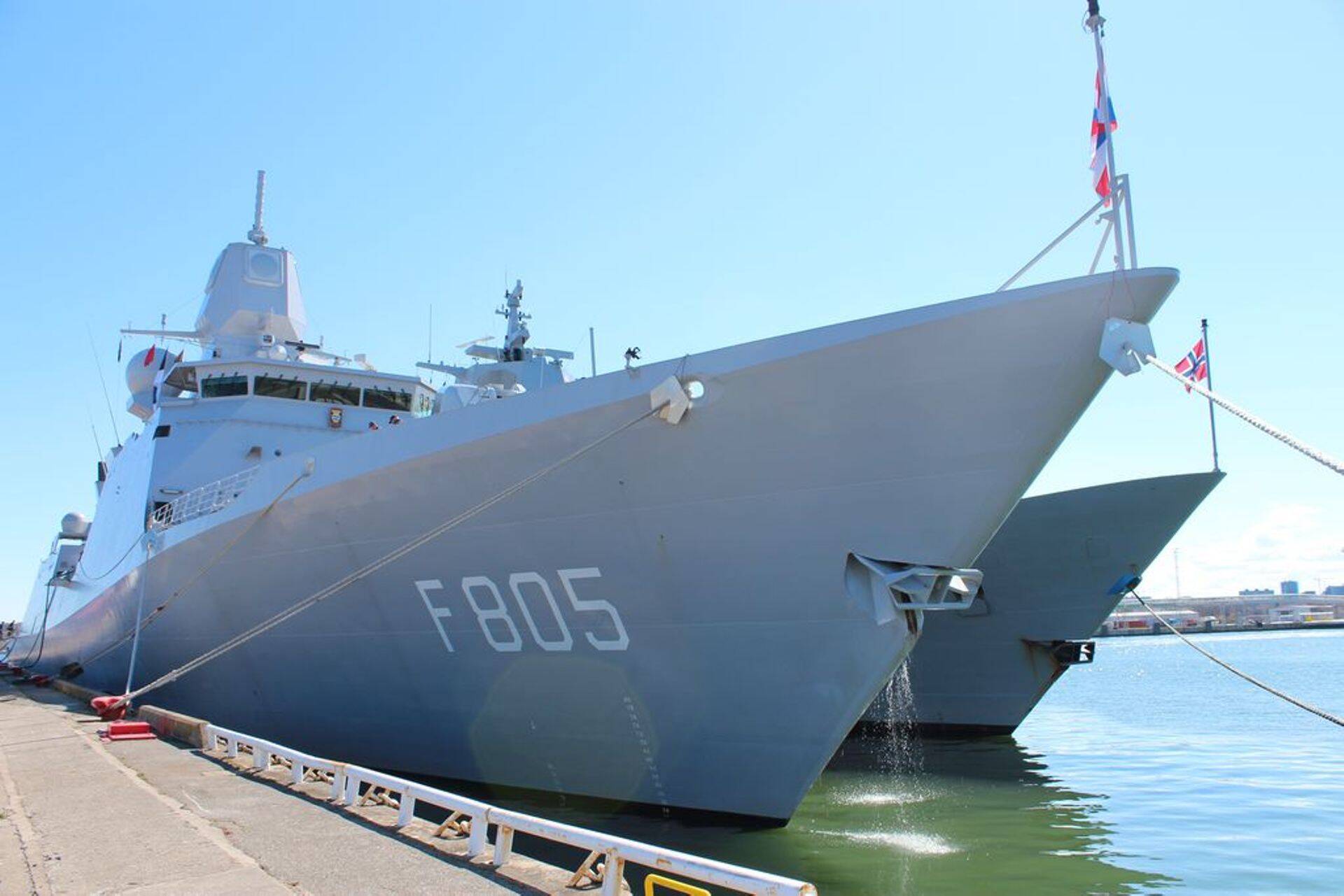 Hollandi mereväe fregatt HNLMS Evertsen Tallinna sadamas