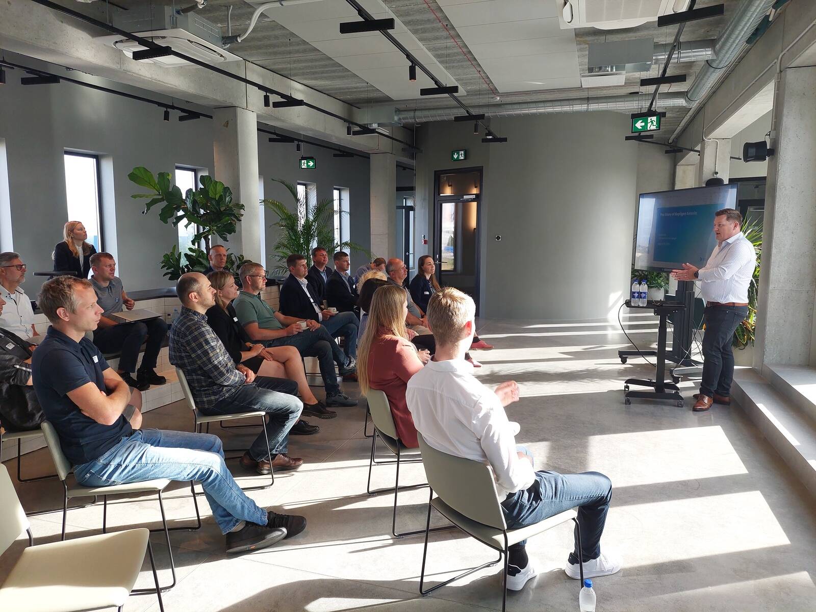 Repligeni juht Madis Unt rääkis Tööstuse klubis, et ettevõte korraldab oma inseneridele ka tootearenduse häkatone, mis tähendab, et insenerid pannakse sisuliselt 48 tunniks ühte ruumi “aju ründama”.