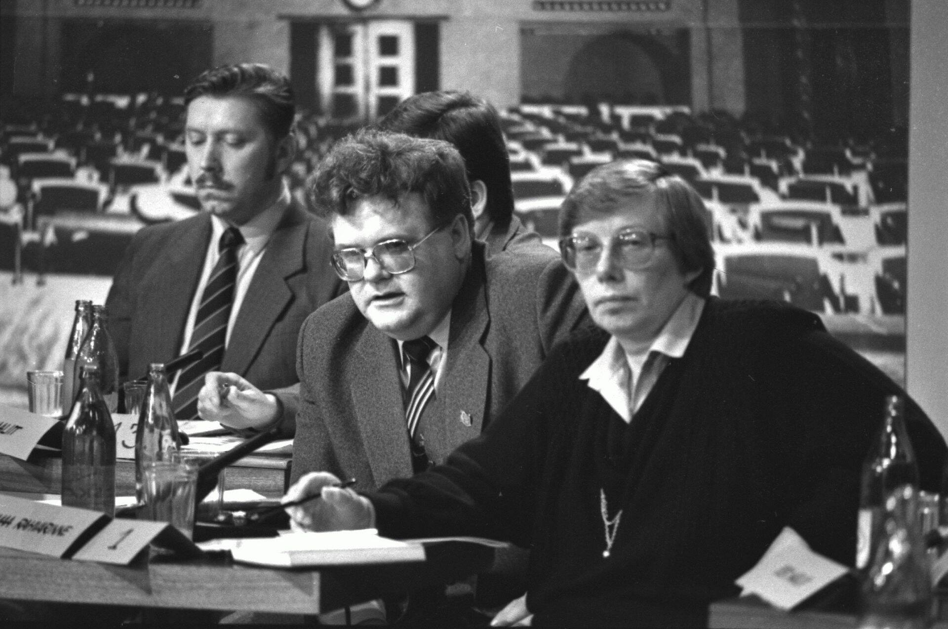 Edgar Savisaar ja Marju Lauristin 1. märtsil 1990 valimisstuudios.