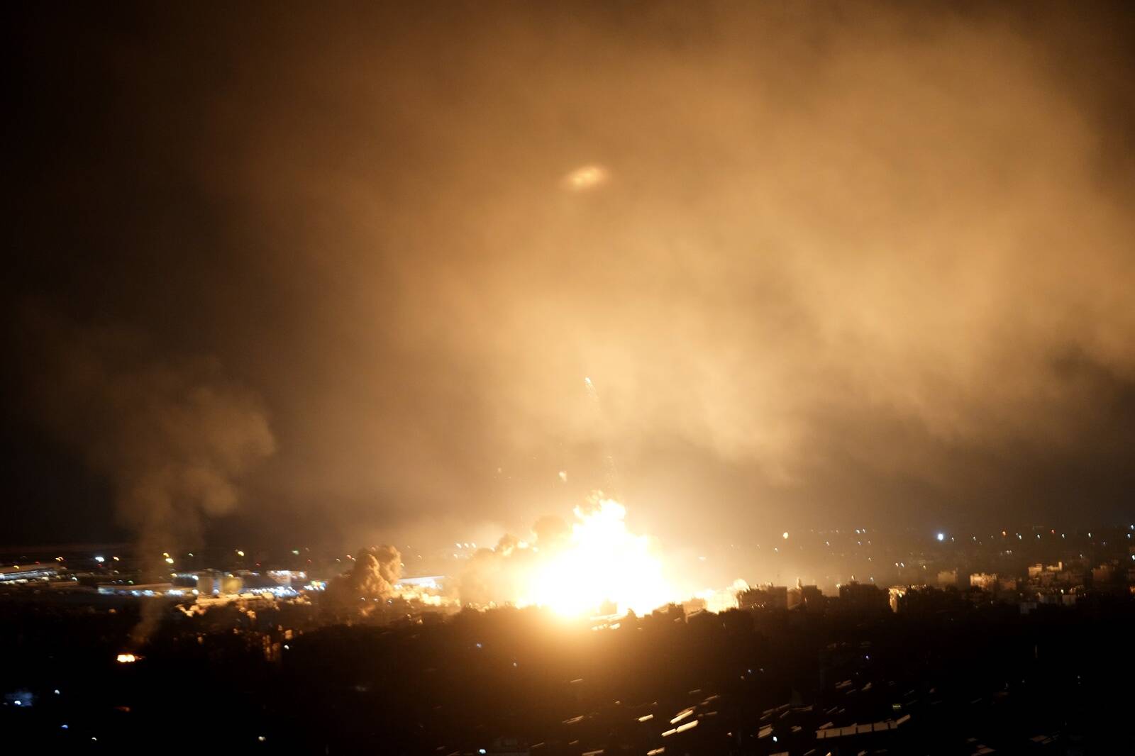Sõda Liibanonis on praegu märksa prognoositavam kui otsene konflikt Iisraeli ja Iraani vahel. Pildil öine õhurünnak Beiruti pihta.