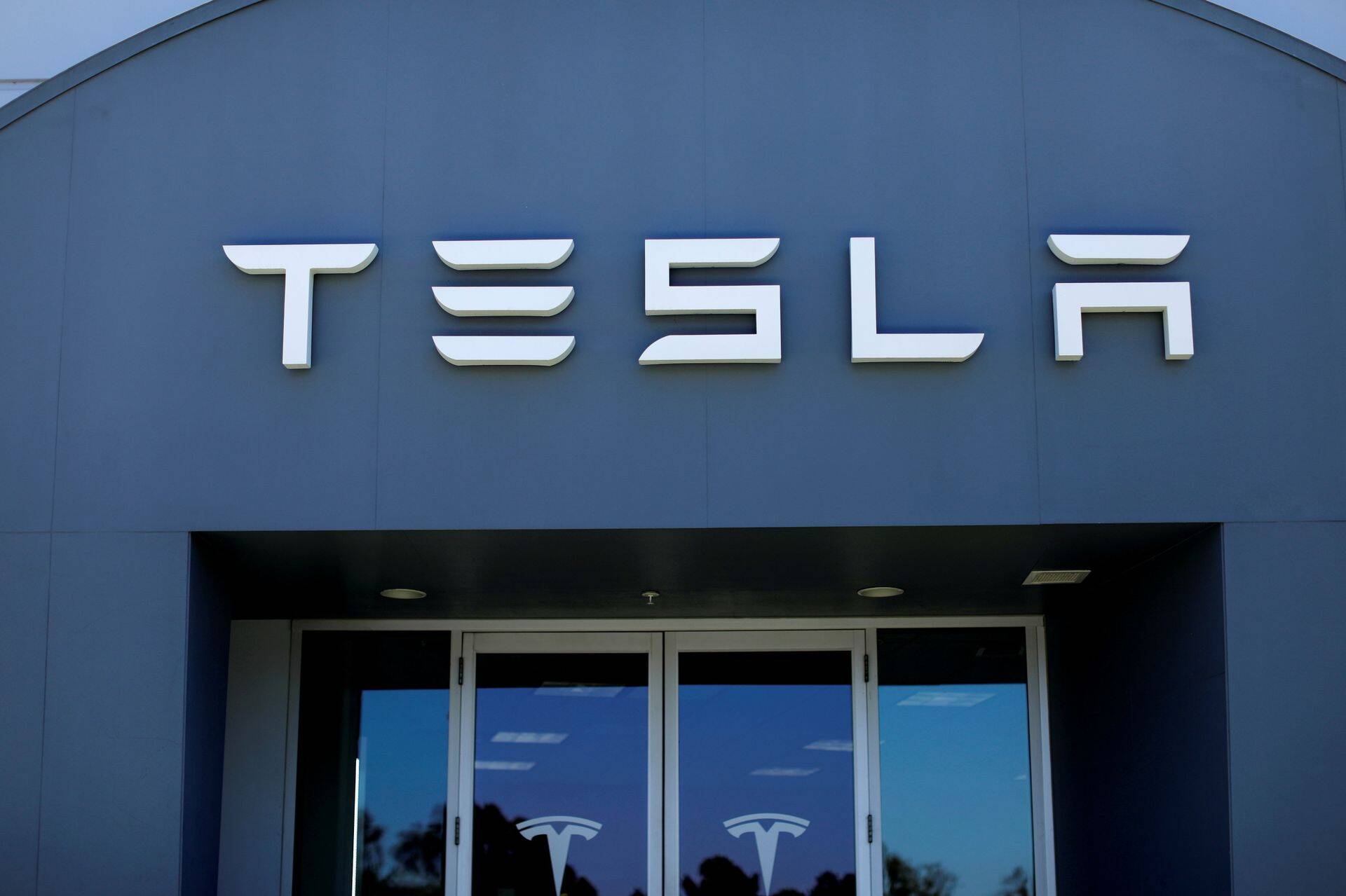 Tesla tippjuhtide rivi jääb aina hõredamaks.