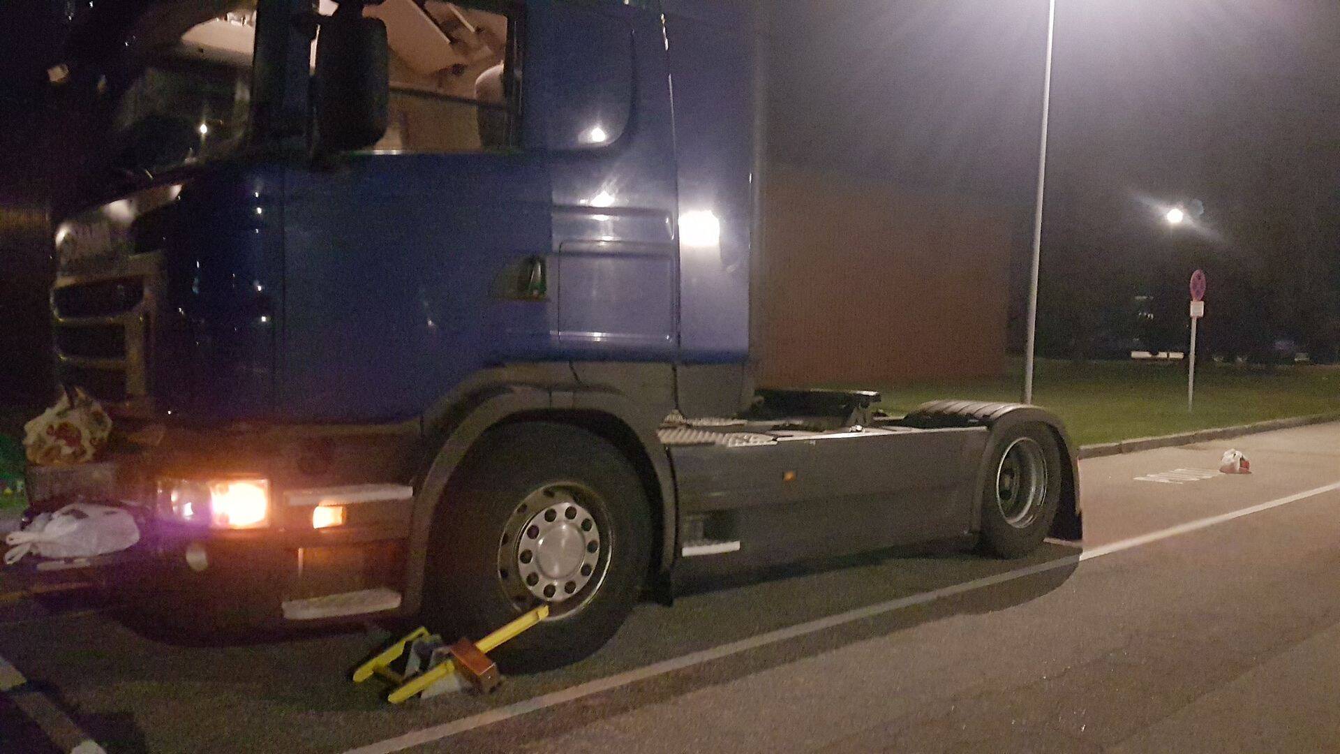Eelmisel nädalal Taanis rutiinse kontrolli käigus kinni peetud Scania tõi selle juhile ja omanikule soolase trahvi ning endiselt Taani politsei aresti all. Kõige varem võib sõiduki omanik Sergo Turmanidze näha oma veokit alles sügisel.