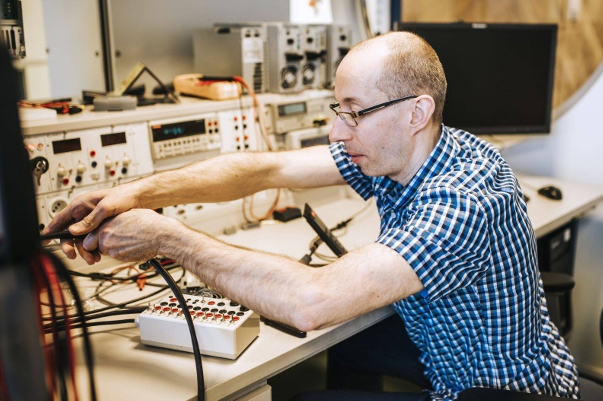 Dr Tarvo raudvere Proeksperdi automaattestide laboris.