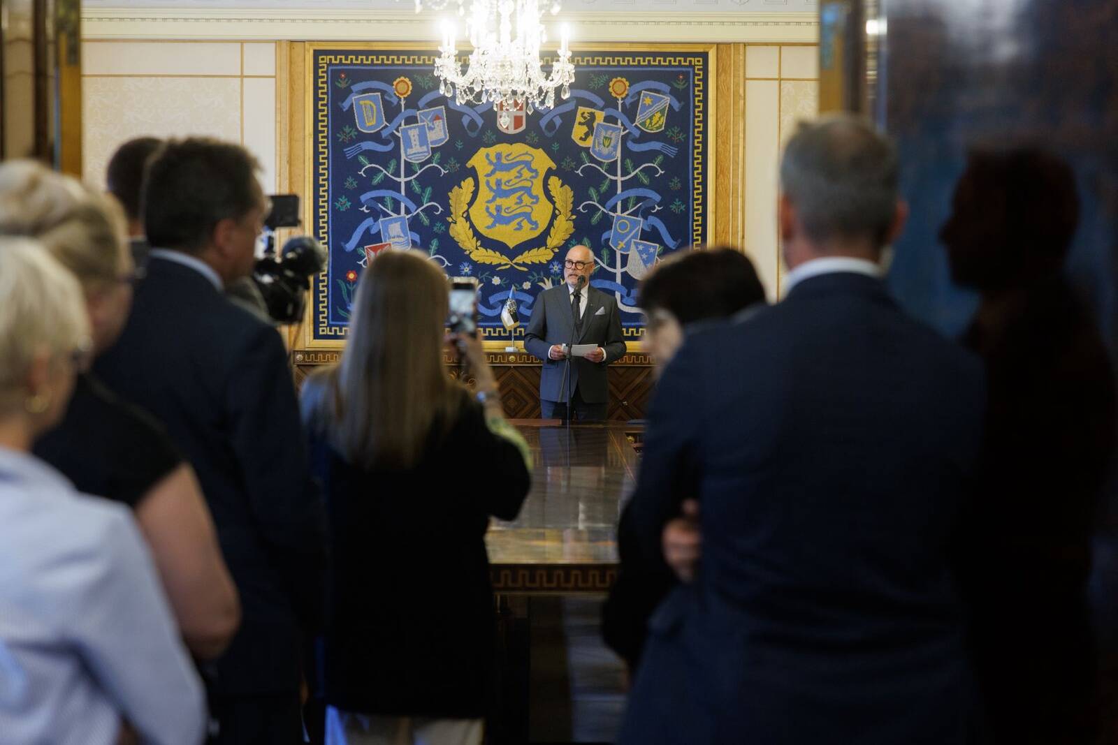 President Alar Karis võinuks pärast kohtumist riigikaitse nõukoguga olla konkreetsema sõnumiga, leiab Äripäeva ajakirjanik Indrek Lepik. Fotol on Alar Karis suvisel pressikonverentsil, kui nimetas ametisse Kristen Michali juhitud valitsuse.