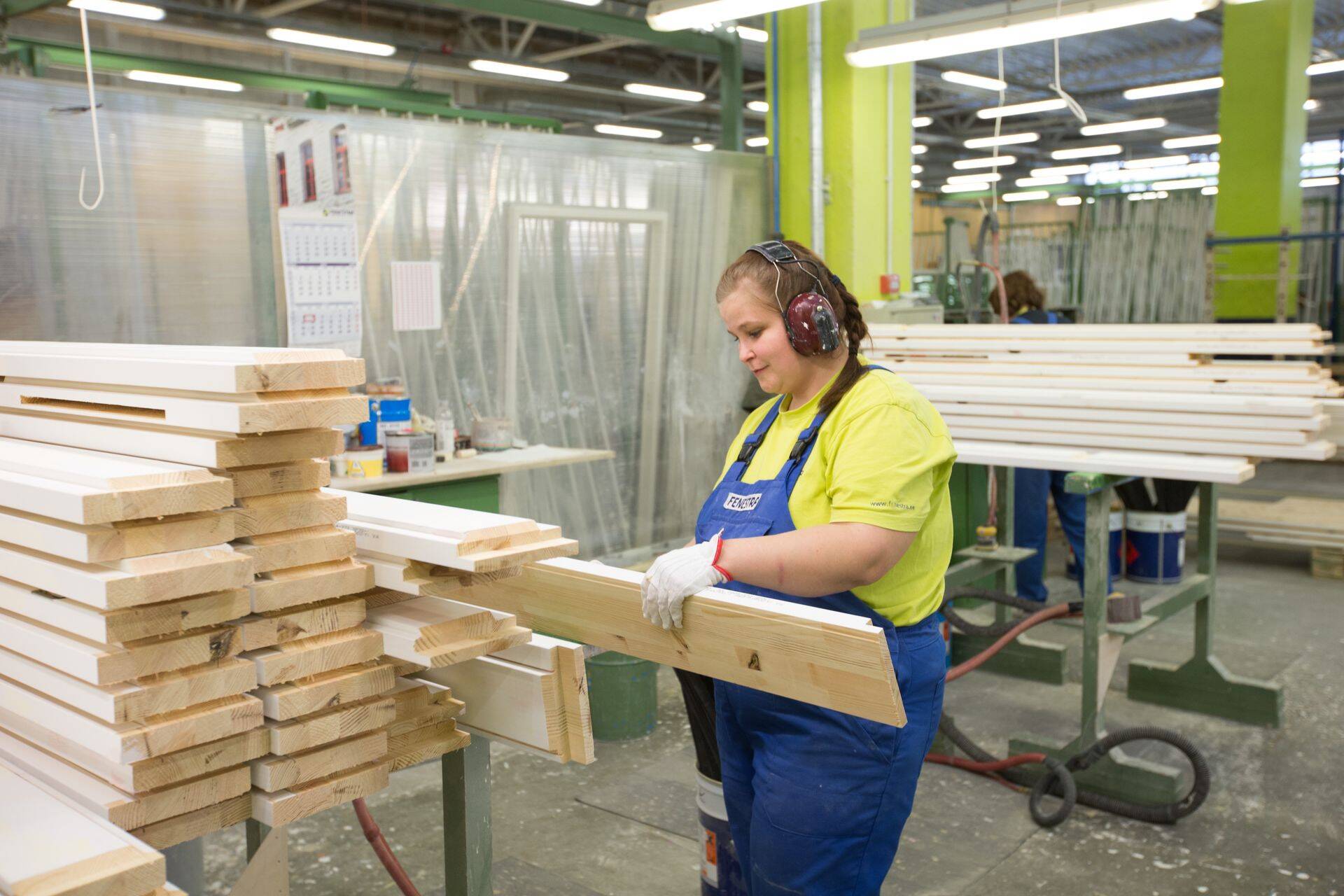 Aknatootjatel on käed-jalad tööd täis.