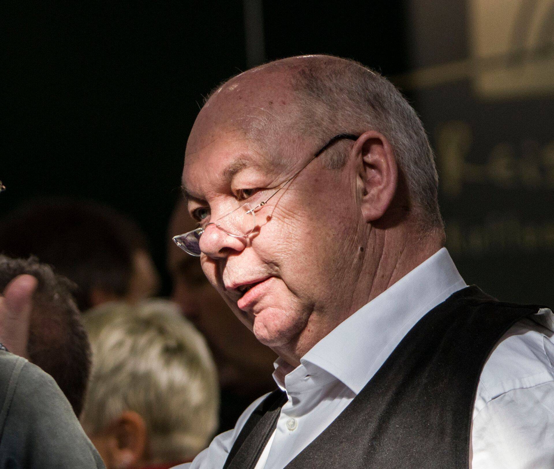 Salström-Leyh kinnitab ise, et väldib hoolega huvide konflikti, mis võib olla lihtne tekkima tema paljude rollide tõttu Tuletorni võrgustikus.