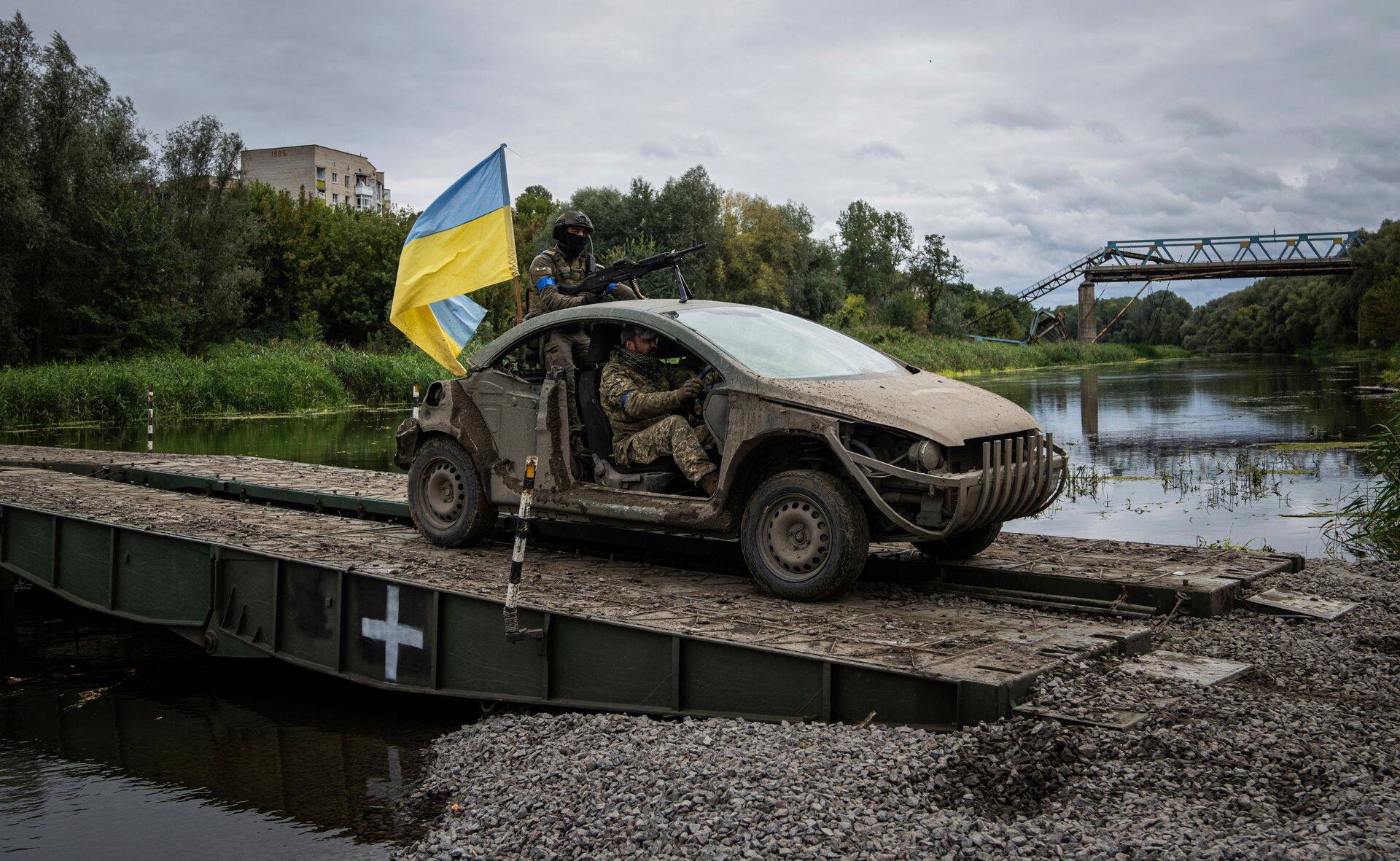 Багги украинских парашютистов в освобожденном от российской оккупации городе Изюм.