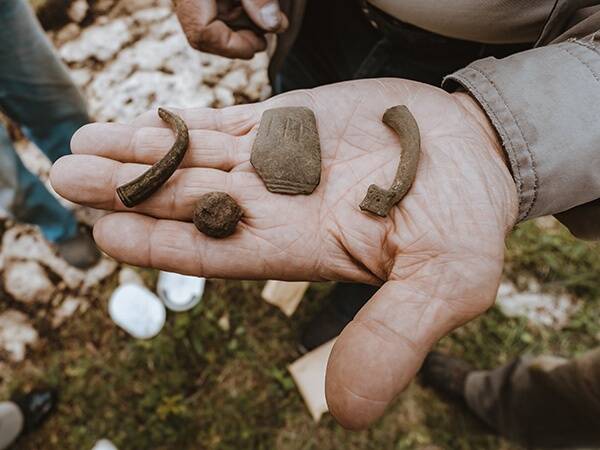 Soontagana linnuse naabruses asunud iidsest Kurese külast leitud muinasaegsed esemed. © Mailiis Ollino / Scanpix