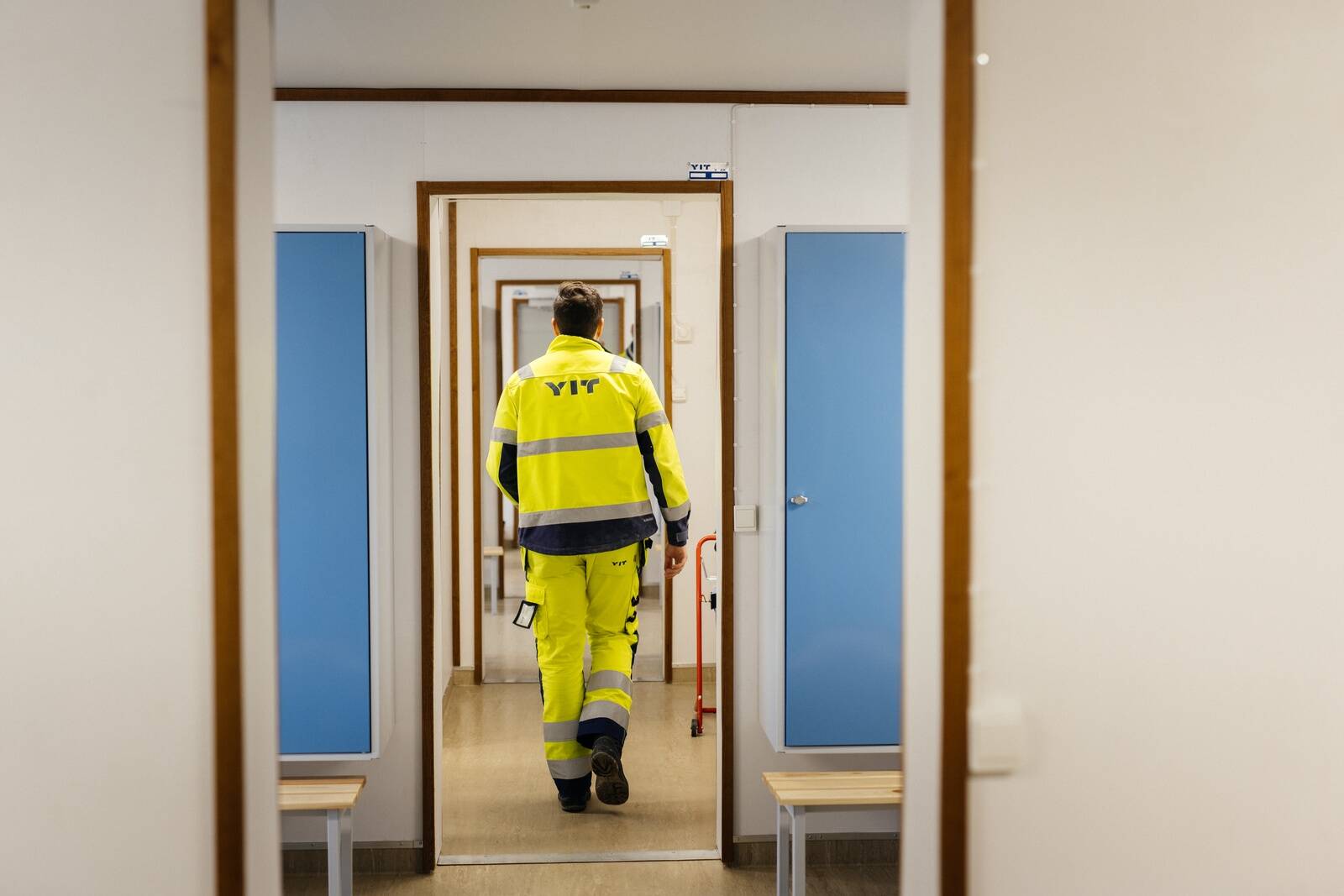 Soomes on YIT teinud kesise müügi elavdamiseks ka leidlikumaid kampaaniaid. Näiteks pakuvad nad võimalust, et inimene saab kõigepealt endale uue kodu üürida ning võib selle alles kahe aasta jooksul praeguse hinnaga osta. Korteri hinnast arvestatakse hiljem üürimaksed maha ja sissemakse on vaid 1 protsent korteri hinnast.