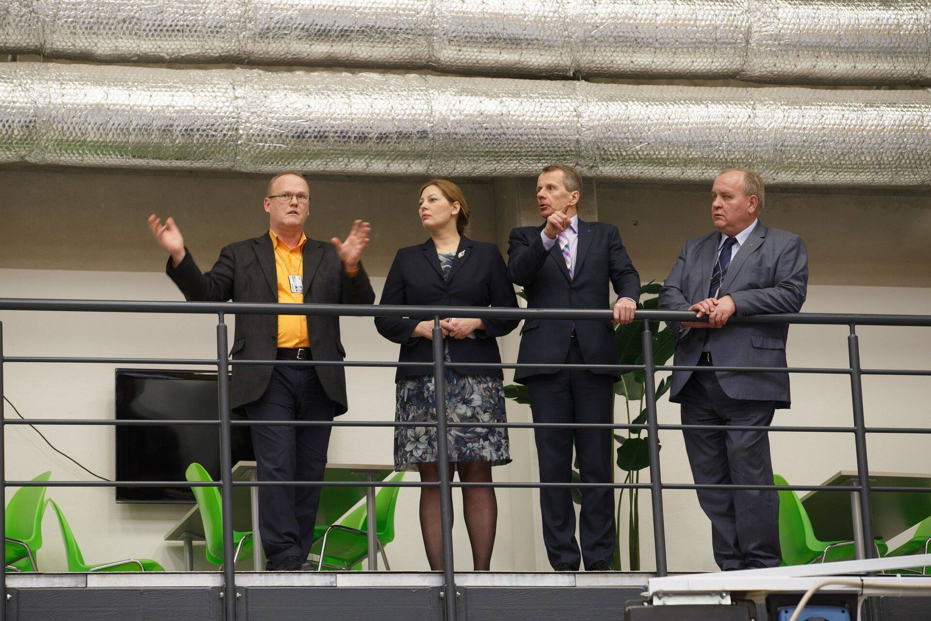 Fotol: tehase tootmisjuht Matti Metsaorg, Tööandjate Keskliidu haridusnõunik Anneli Entson, haridus- ja teadusminister Jürgen Ligi, ABB Balti riikide juht Bo Henriksson.