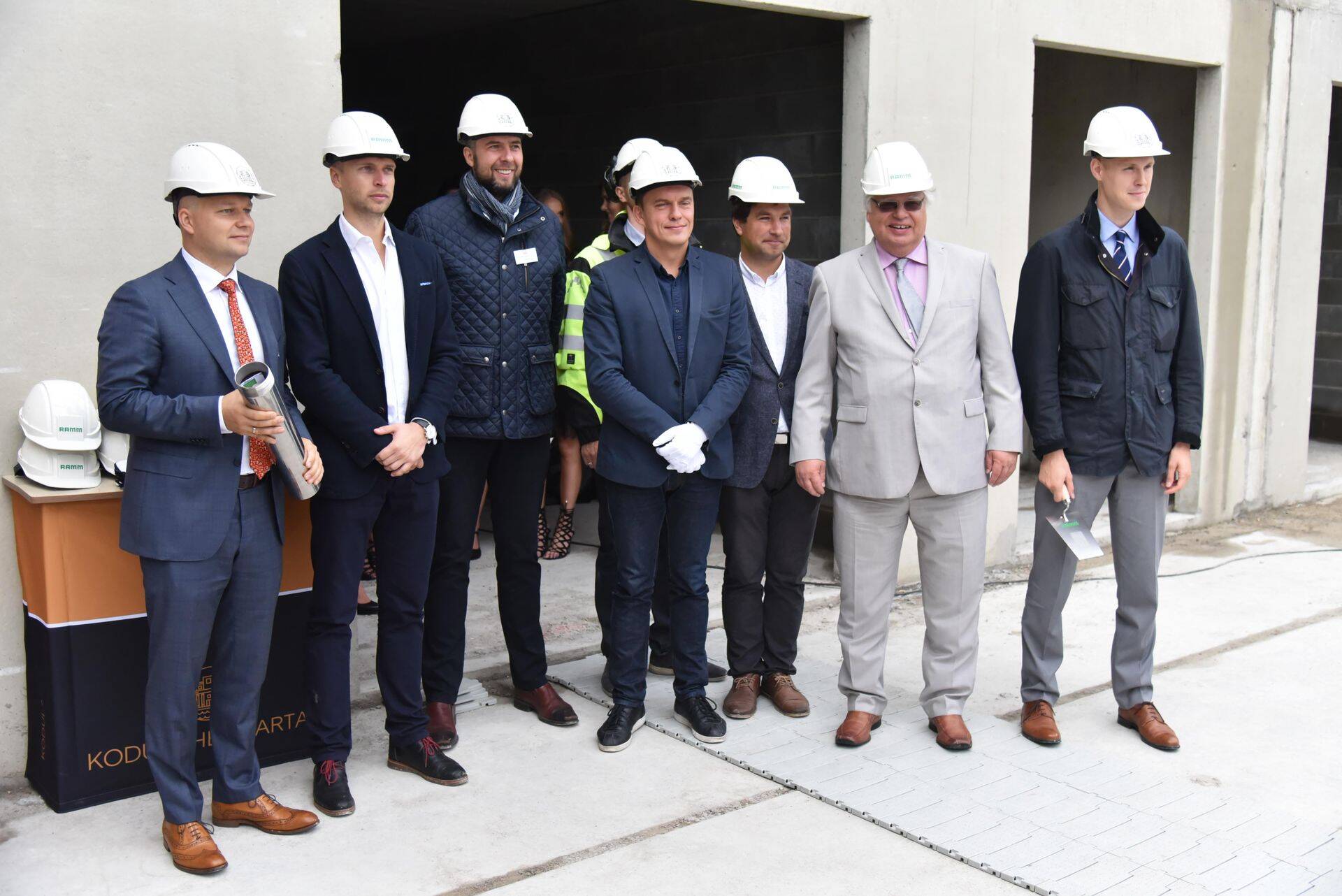 Nurgakivi asetasid Arco Vara juht Tarmo Sild, Põhja-Tallinna linnaosa vanem Raimond Kaljulaid, Haabersti linnaosavanema asetäitja Juhan Hindov, KAMP Arhitektid arhitekt Jan Skolimowski, ning RAMM ehituse esindaja Priit Raud.