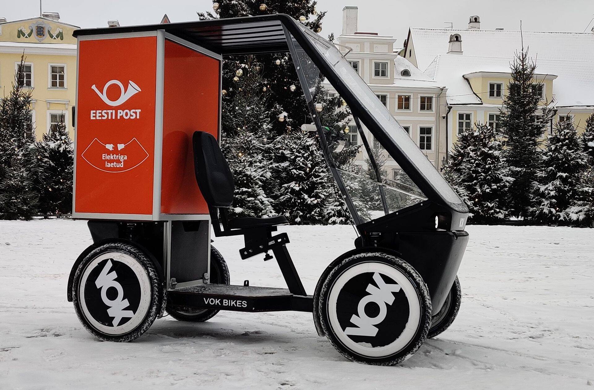 Eesti Posti kullerid veavad pilootprojekti raames pakke kohale elektriliste kaubaratastega.
