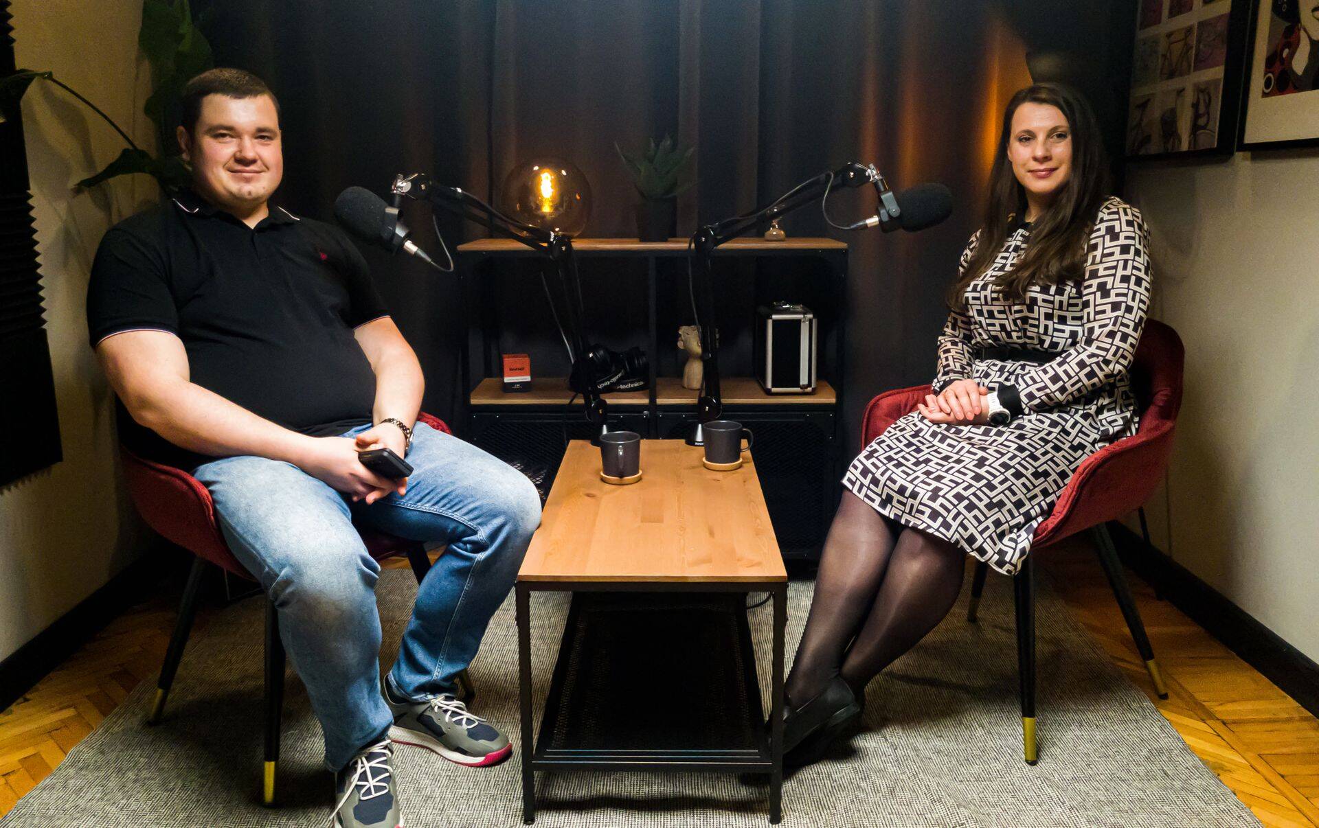 Investoru Kluba izpilddirektors Kaspars Peisenieks (pa kreisi) un Valsts kases finanšu resursu departamenta direktora vietniece Edīte Tīse (pa labi)