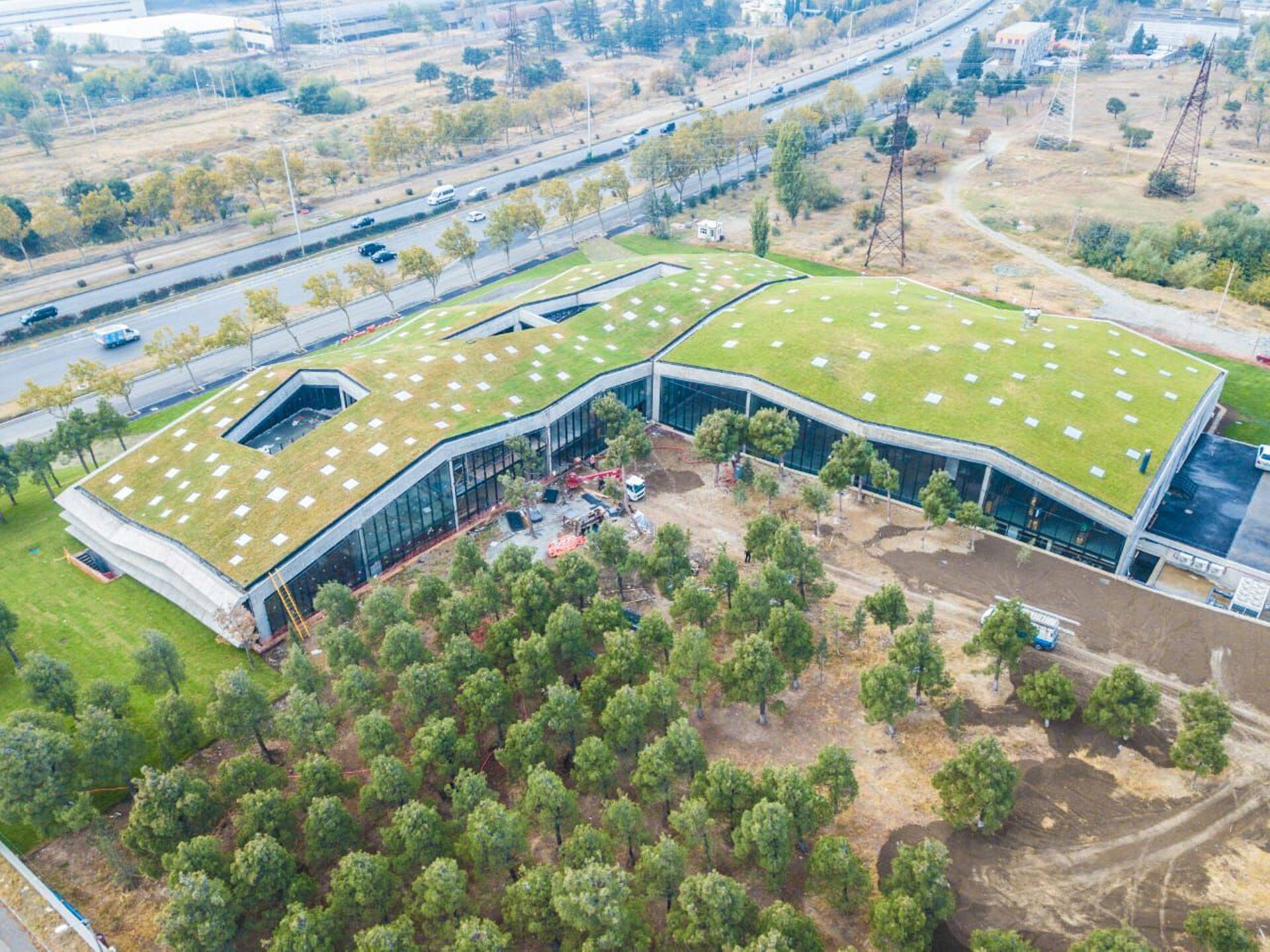 Ultramoodne Meama kohvitehas Gruusias, kus on kasutatud 6500 m2 Rubbergard 1,14 mm EPDM-katet.