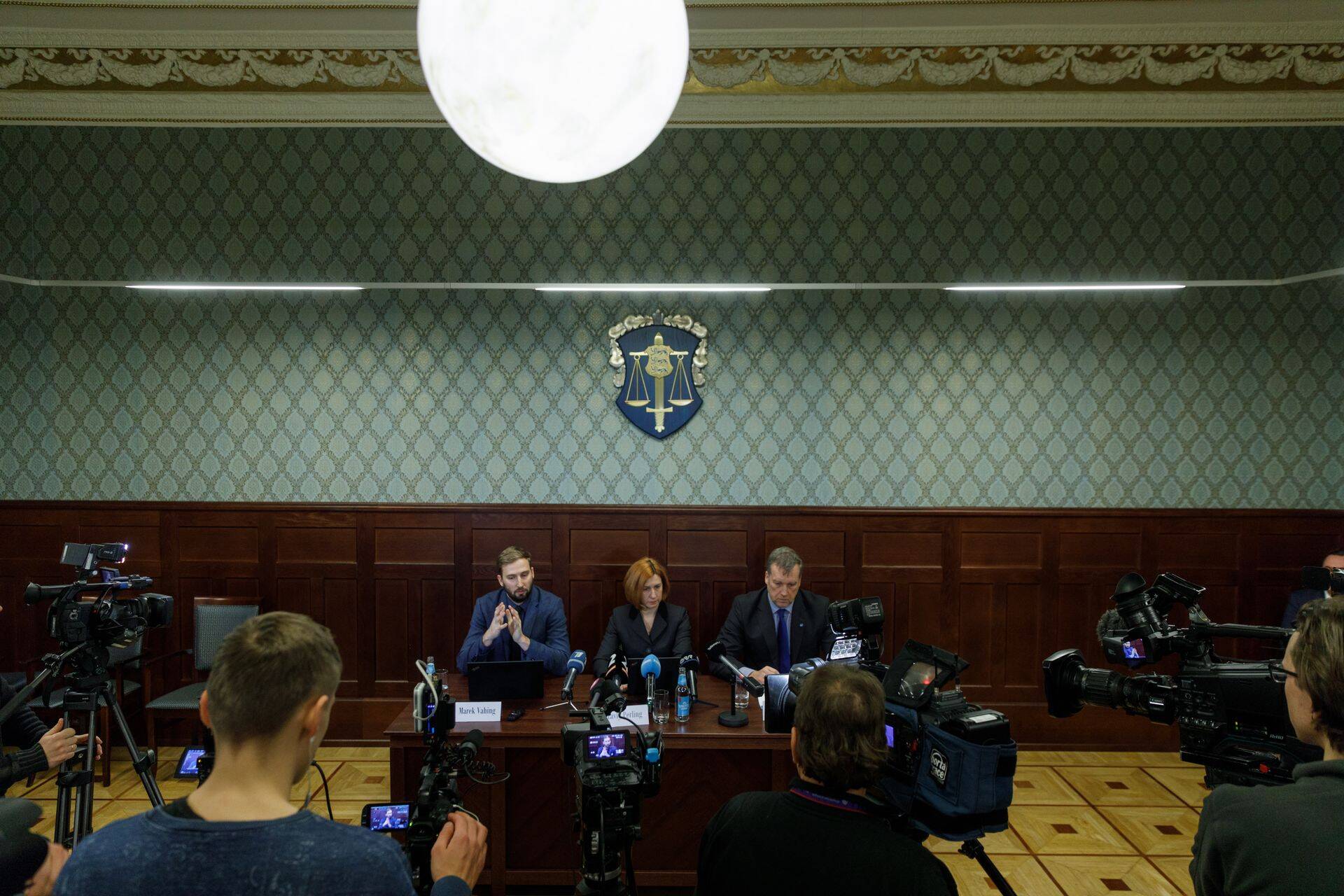 Eilne pressikonverents, kus teatati esimestest kinnipidamistest ja kahtlustuste esitamistest Danske panga rahapesu asjus. Vasakult: riigiprokurör Marek Vahing, peaprokurör Lavly Perling ja keskkriminaalpolitsei juht Aivar Alavere.