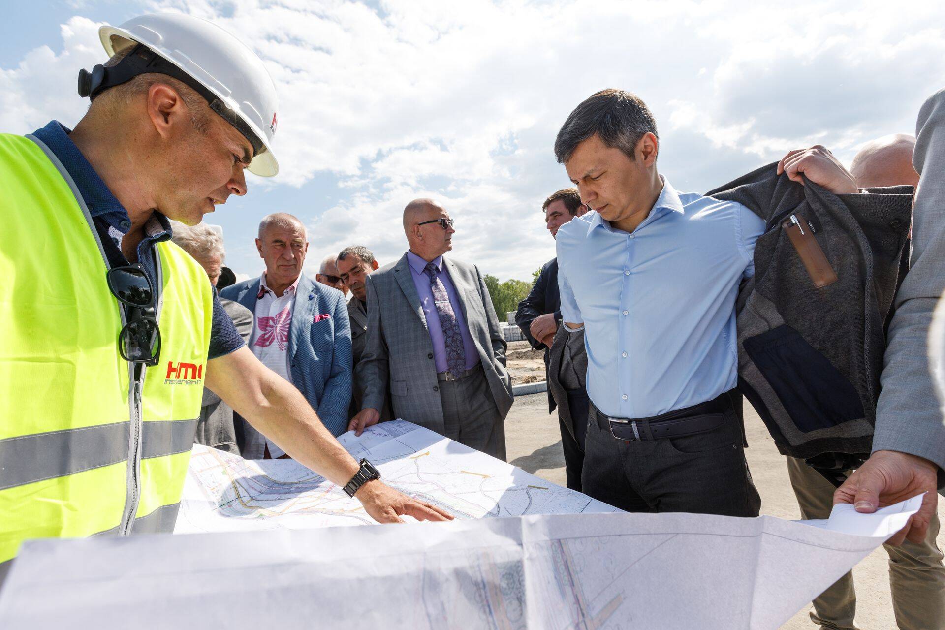 Linnapea Mihhail Kõlvart kontrollib kas Reidi tee ehitus on graafikus.