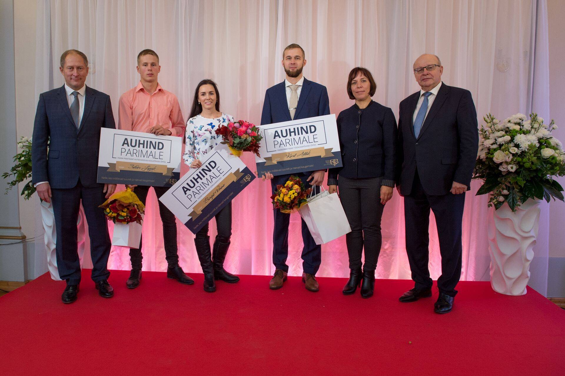 Fotol vasakult paremale: Eesti Tööandjate Keskliidu juhataja Toomas Tamsar, kutsehariduse kategooria võitja Silver Leppik, kõrghariduse kategooria võitja Birgit Vaino, töökohapõhise õppe võitja Karl Allik, haridus- ja teadusminister Mailis Reps, Estonian Business Schooli rektor Arno Allmann.