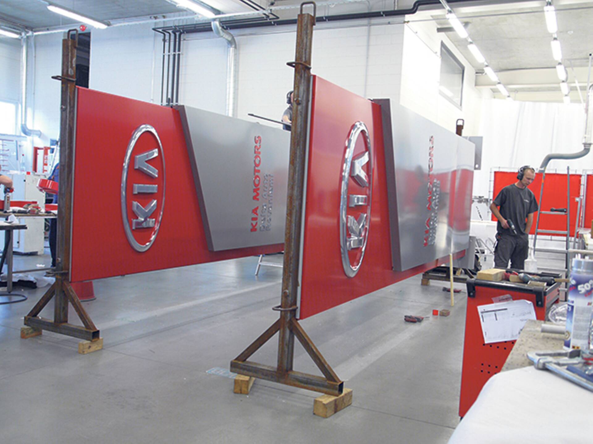 Reklaampostide valmistamine Kia Motor-sile.