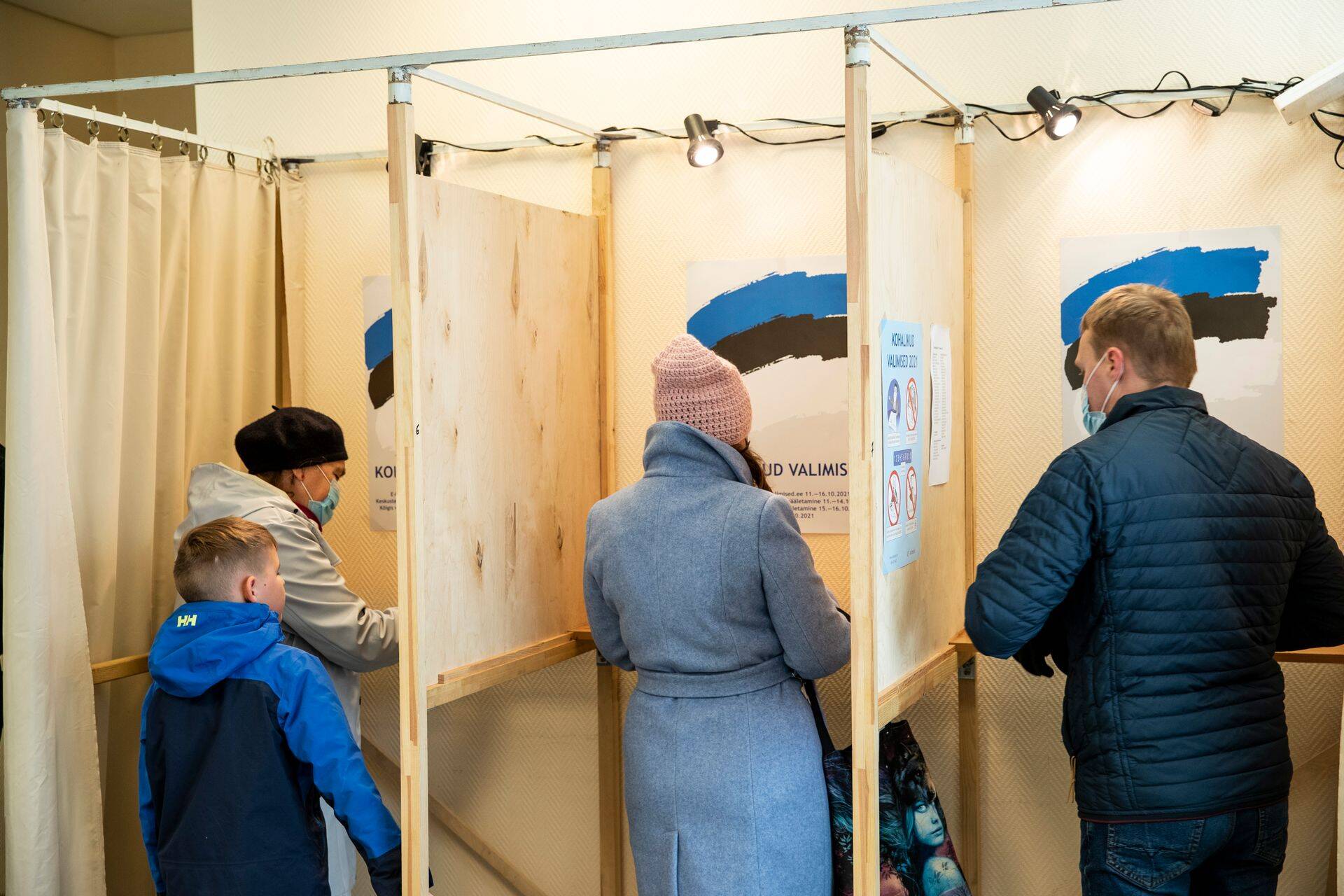 Kolmapäeval tuleb riigikogus kolmandale lugemisele Eesti põhiseaduse kiireloomuline muutmine valimisõiguse osas. Kui põhiseaduse muutmise eelnõu toetab vähemalt 81 rahvasaadikut, siis ei saa Venemaa, Valgevene ja teiste n-ö kolmandate riikide kodanikud eesootavatel kohalikel valimistel hääletada.