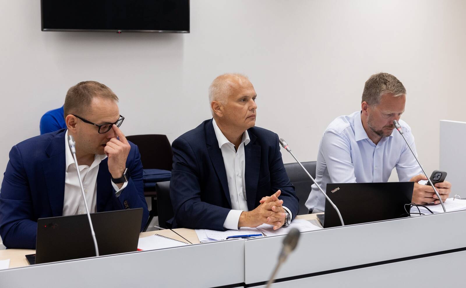 Члены правления PlusPlus Capital в Харьюском уездном суде: в центре генеральный директор Пеэтер Пихо, слева член правления Каарель Райк, справа адвокат Тойво Вийлуп.