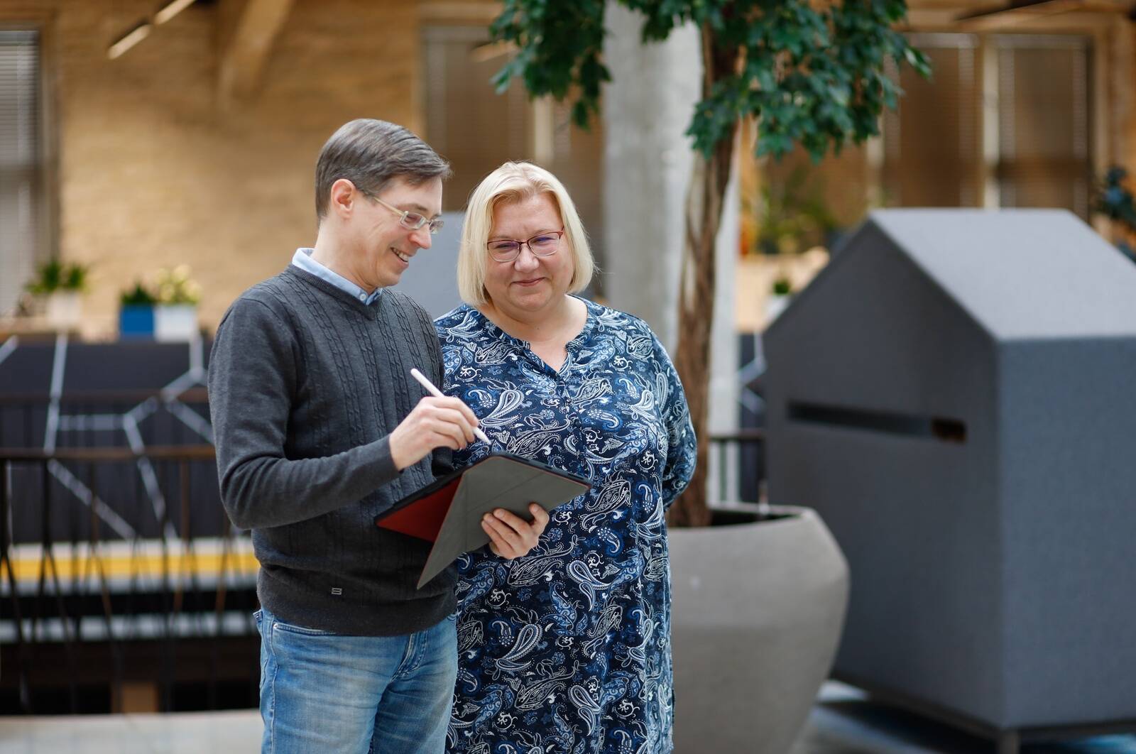 Eesti Raamatupidajate Kogu juhatuse esimees Margus Tammeraja ning raamatupidamise asjatundja ja ettevõtja Krista Teearu