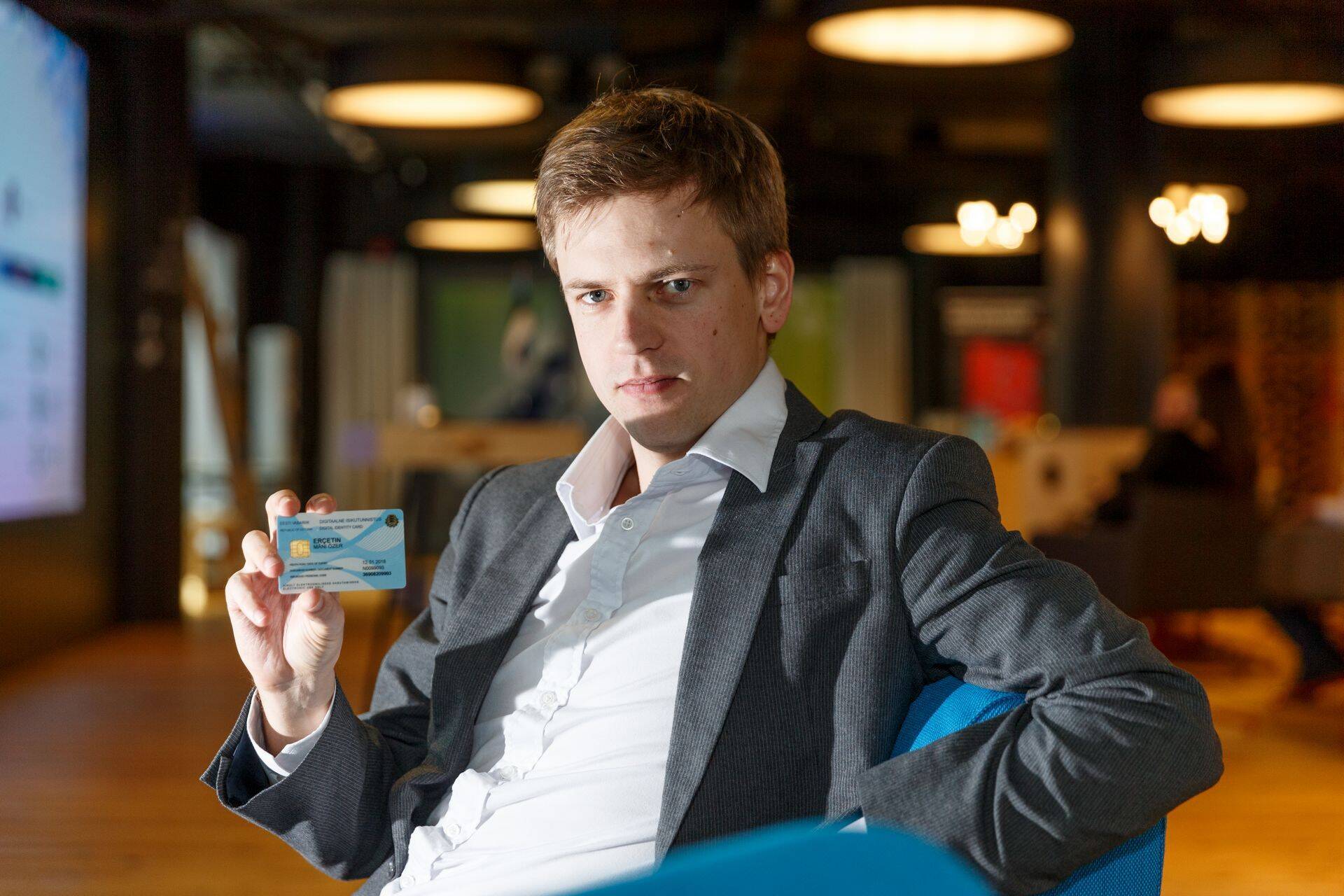 E-residentsuse meeskonna juht Kaspar Korjus näitab e-residentidele mõeldud digitaalset ID-kaarti.