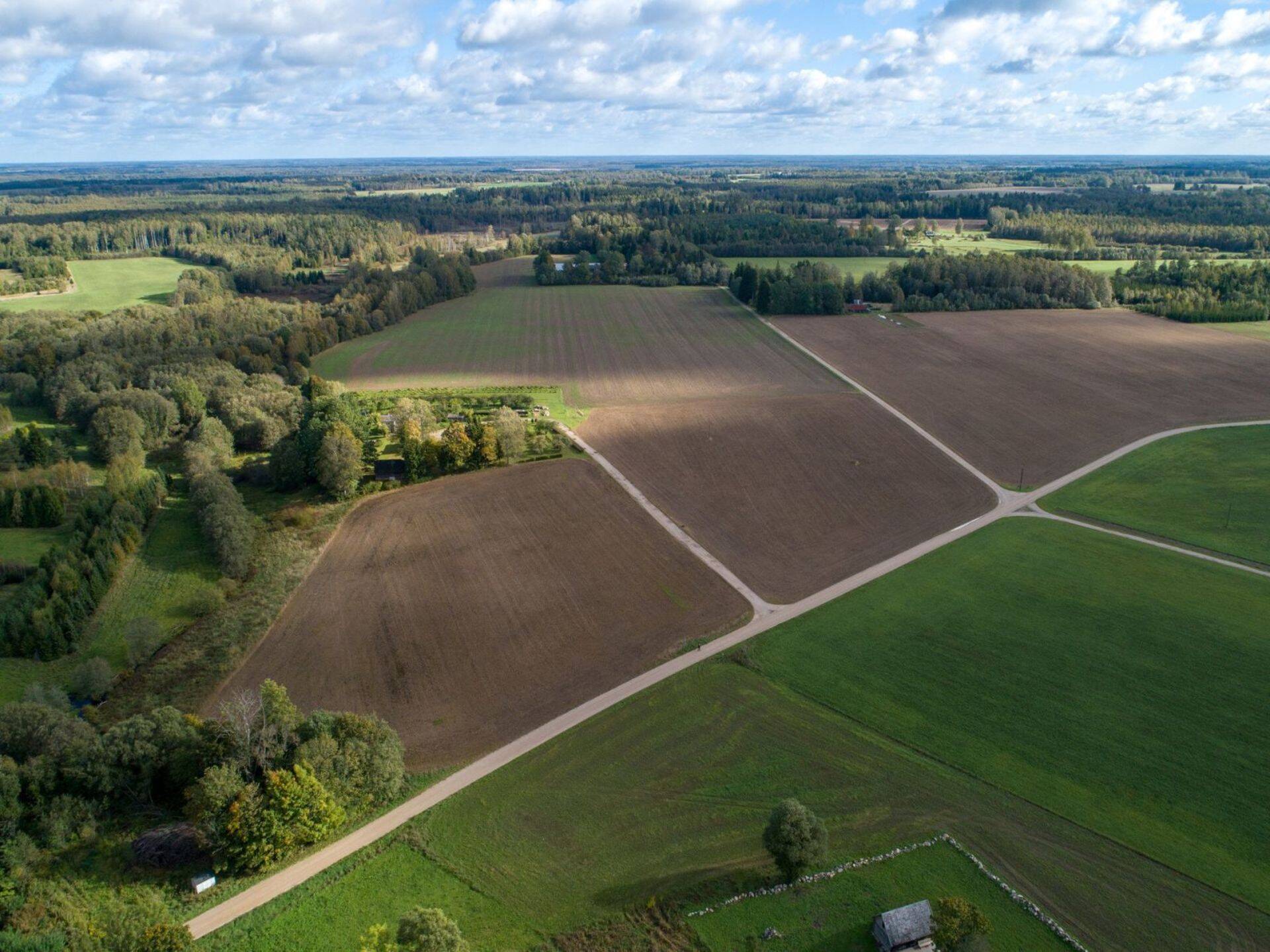 Selleks, et Eestimaa paremad põllud majade alla ei kaoks, plaanib riik kehtestada kahele kolmandikule põllumaadest ranged keelud ja käsud.