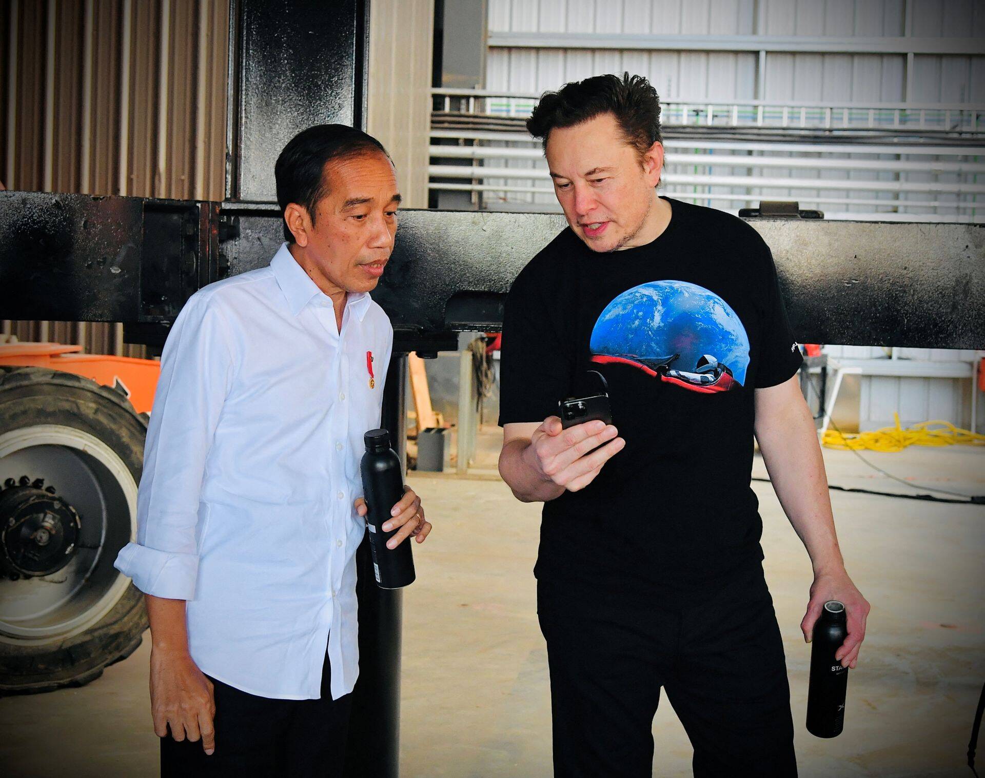 Indonēzijas prezidents Džoko Vidodo sarunājas ar Tesla dibinātāju un izpilddirektoru Īlonu Masku