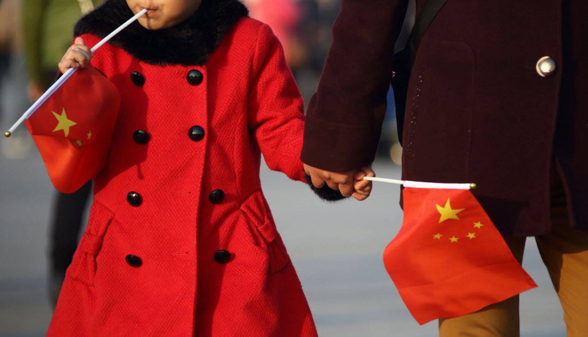 Laps Hiina lippudega.