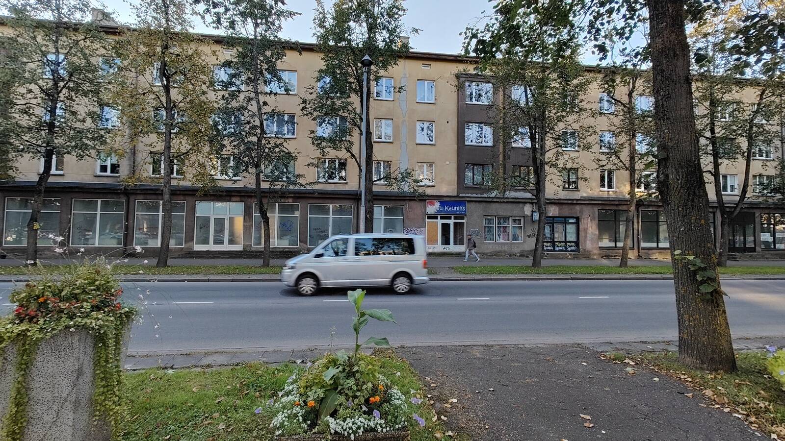 Весь длинный ряд закрывшихся на ул. Пушкина, 5 магазинов даже не помещается в один кадр.