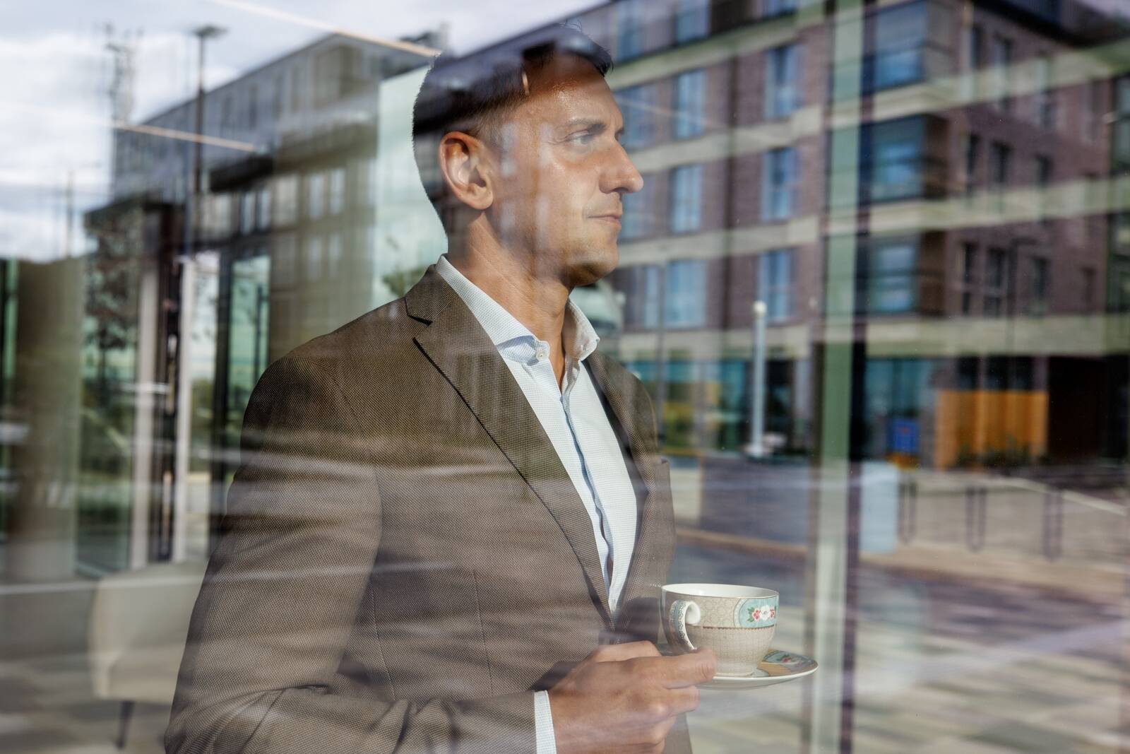 Head ajad on läbi. Omanikud peavad nüüd kohati nahast välja pugema, et üürnikke leida või neist mitte ilma jääda, räägib Uus Maa büroo ärikinnisvara konsultant Eduard Sorokin. Sorokin ütleb, et praegu toimetavad turul rohkem fintechi-, meditsiini- ja IT-ettevõtted. Nemad kehvemas seisukorras hoonetesse mingil juhul ei lähe, isegi kui vanasse hoonesse saaks kontori poole odavamalt.