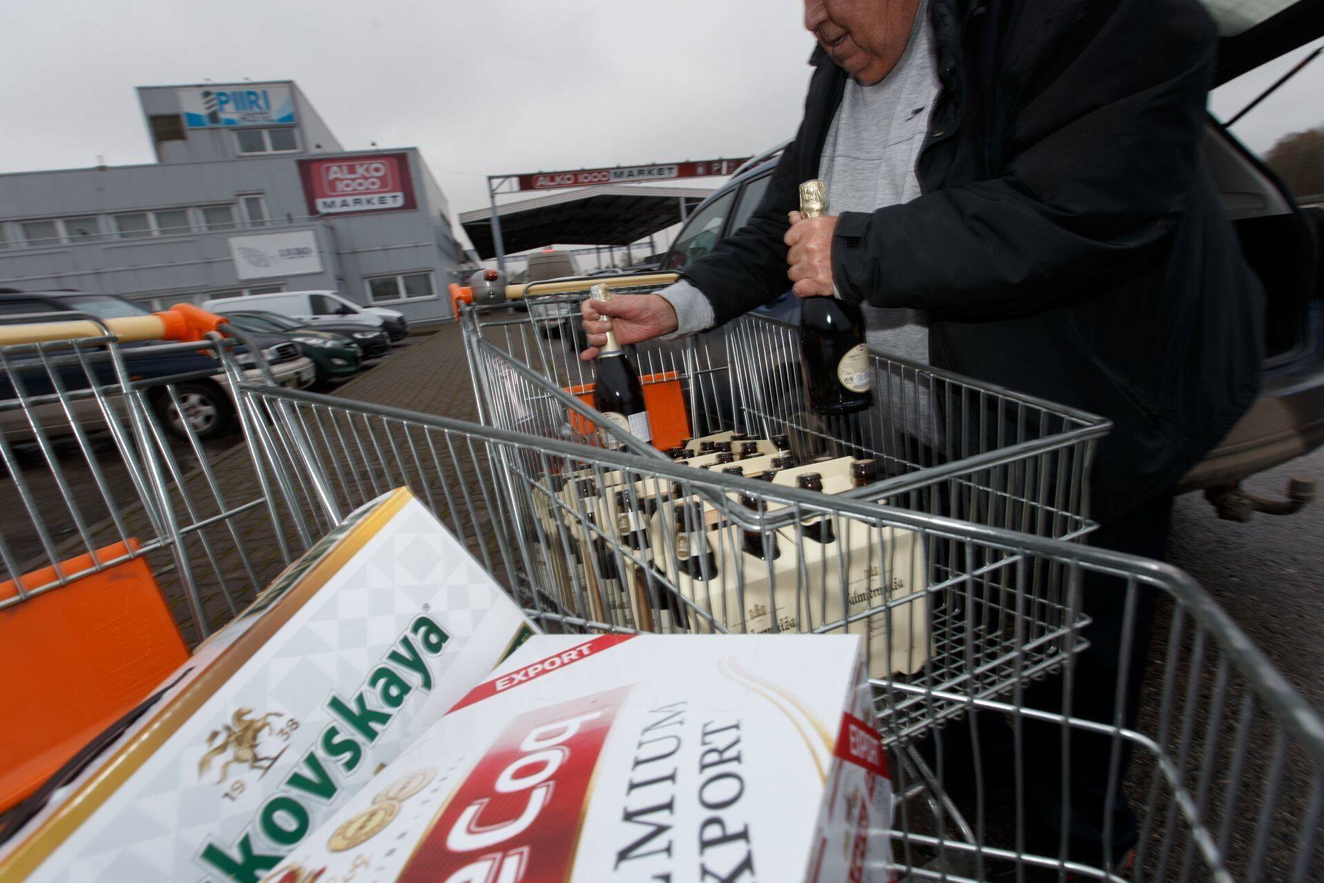 Продажа алкоголя в магазине Alko 1000 на границе в Валка