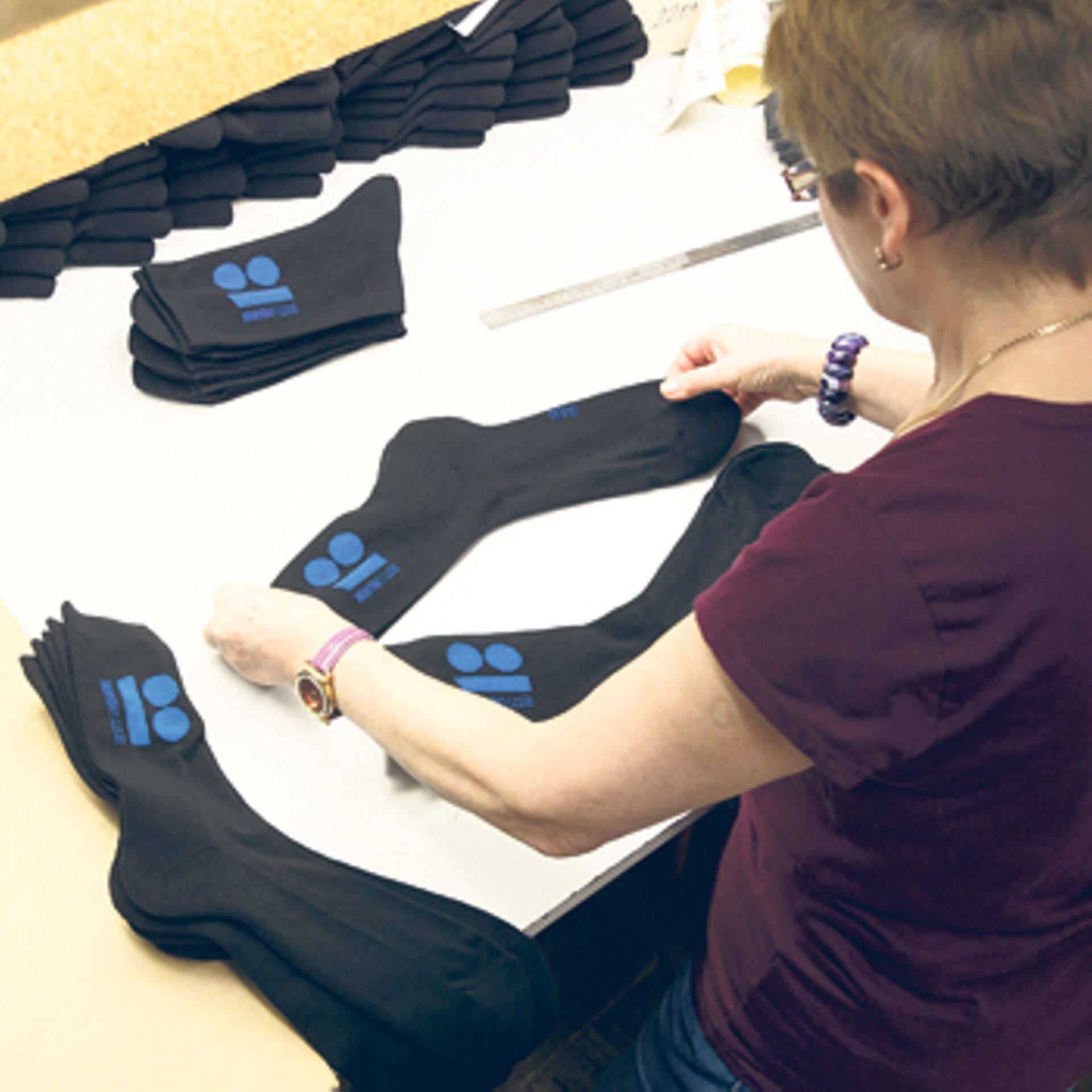 Suva sokivabrik lisas Eesti Vabariigi 100. juubeli puhul oma sortimenti spetsiaalsed EV100 logoga sokid, mille müügiga tehakse Eestile kingitus. Nimelt annetab Suva iga müüdud sokipaari pealt 25 senti  SA TÜK Lastefondile Tartu lastekliinikule uute jälgimismonitoride ostmiseks ning kingib seeläbi Eestile tulevikuks tervemad lapsed.