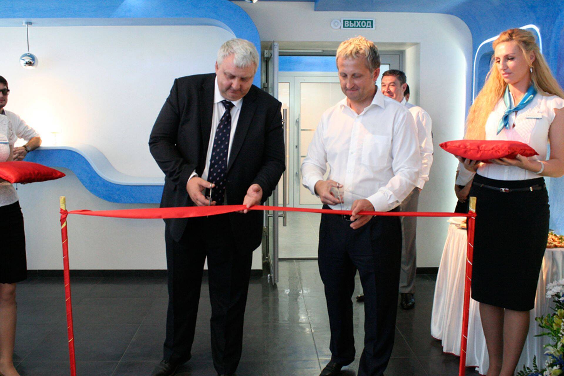 Vene meediast leiab teateid, et Roman Stroykovit (valges särgis) on Venemaa Siseministeerium korduvalt kahtlustanud rahapesus.