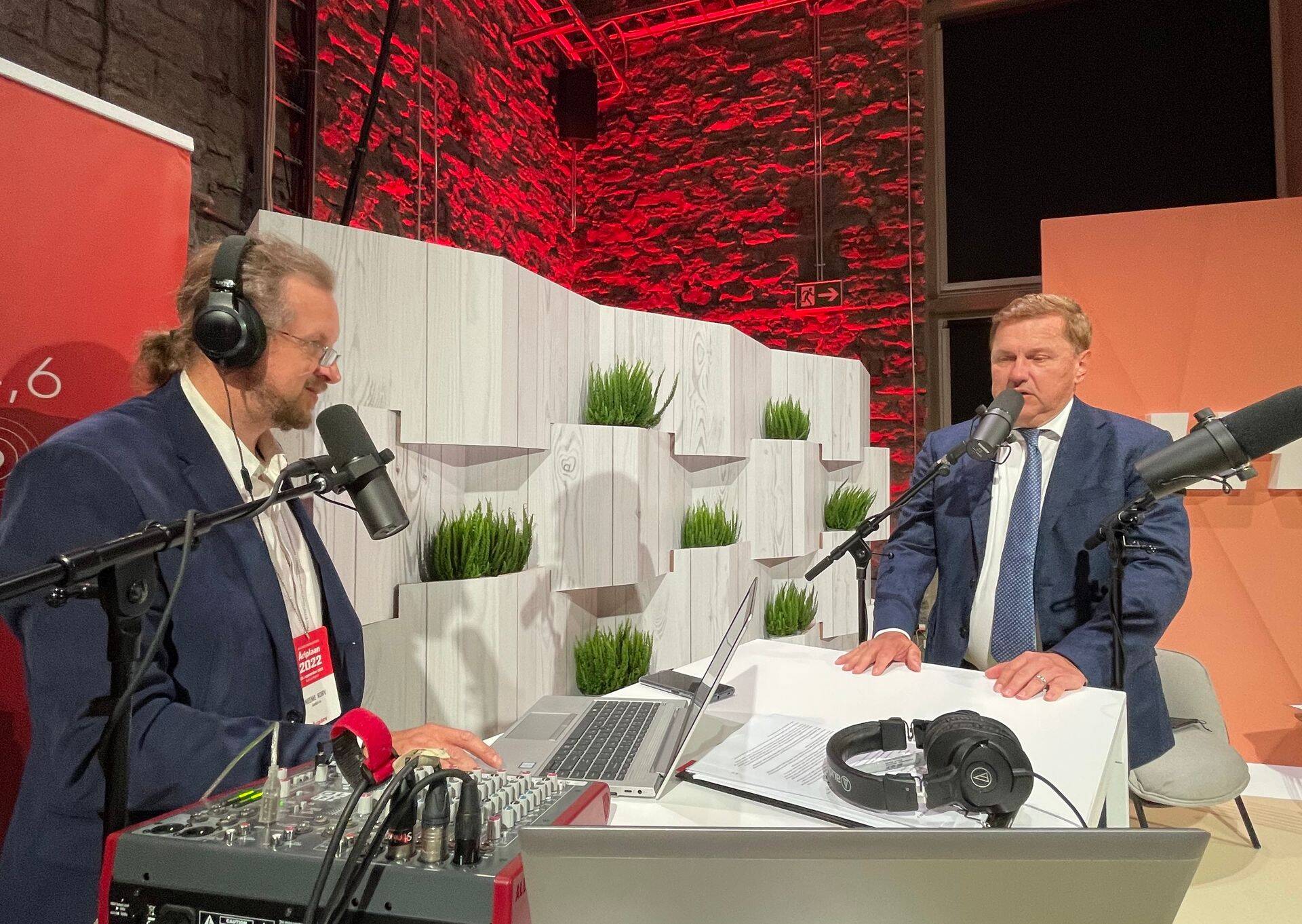 Ettevõtja Ain Hanschmidt Kultuurikatlas konverentsil Äriplaan 2022 Äripäeva raadio otsestuudios. Küsitleb Äripäeva arvamustoimetuse juht Neeme Korv,