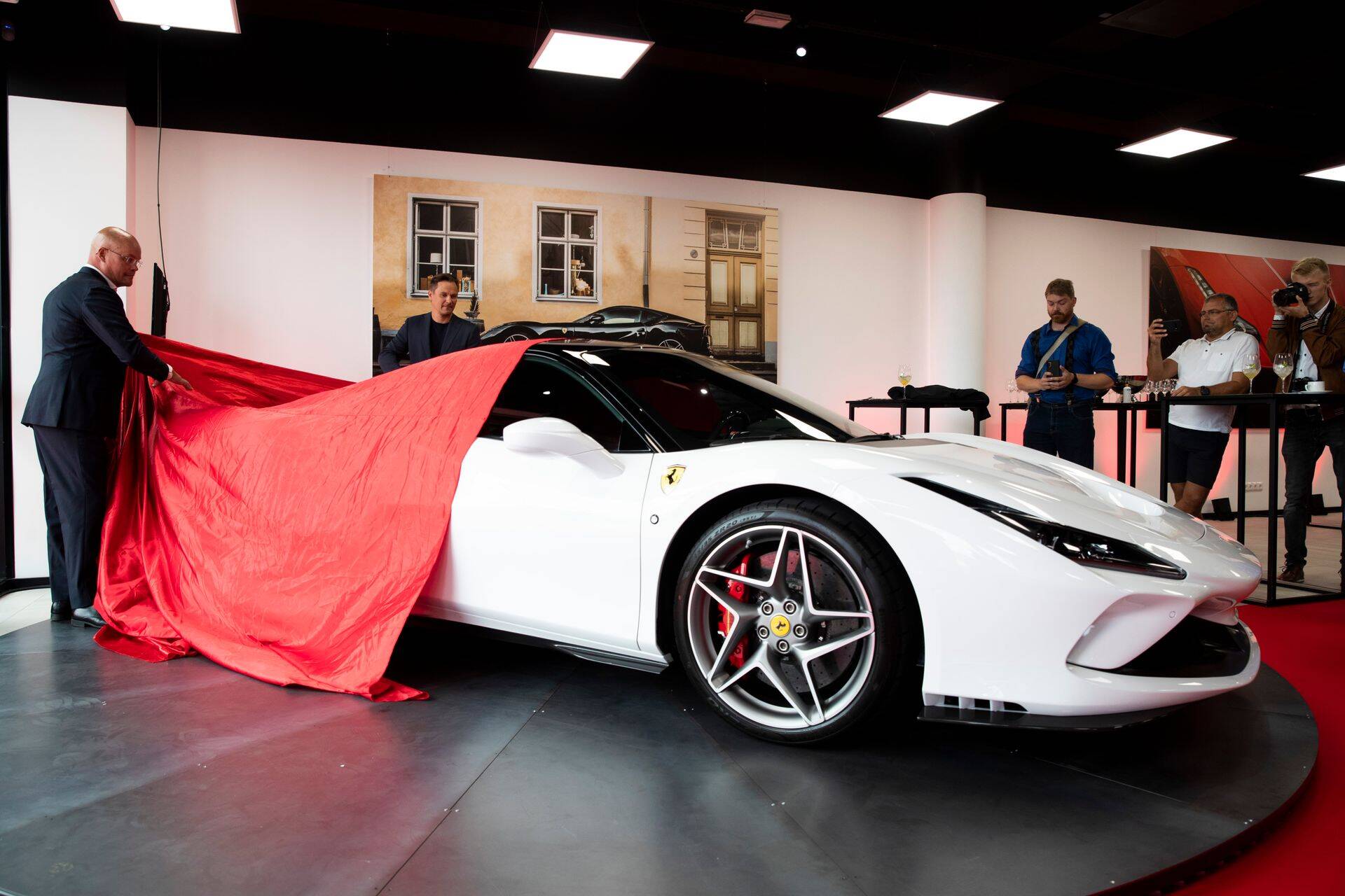 Soome suurima luksusautomüüja Luxury Collectioni Baltimaade esimene Ferrari esindussalong Tallinnas.