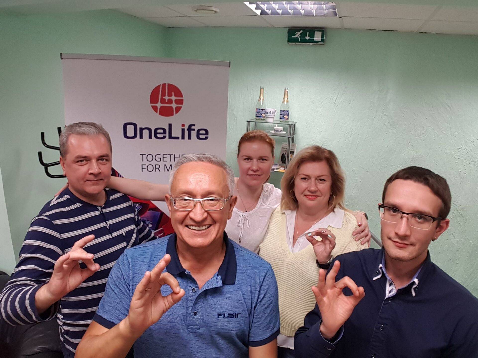 OneCoini Eestisse vahendavad Anatoli Šedlovski (esiplaanil keskel) ja Roman Romanov (paremal).