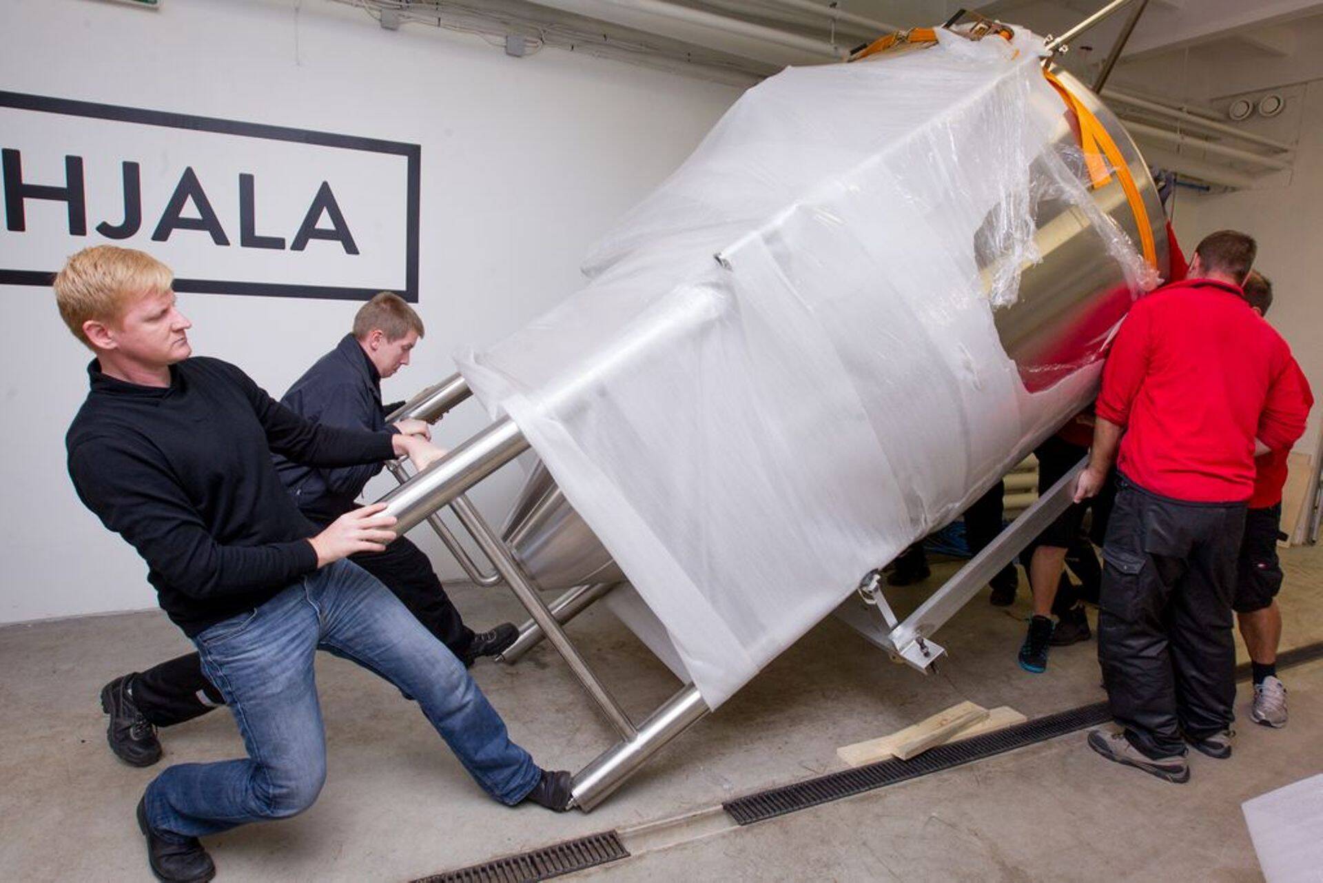 Kolimisfirma AVA-Ekspress tõi eelmisel nädalal Põhjala pruulikotta uusi mahuteid.