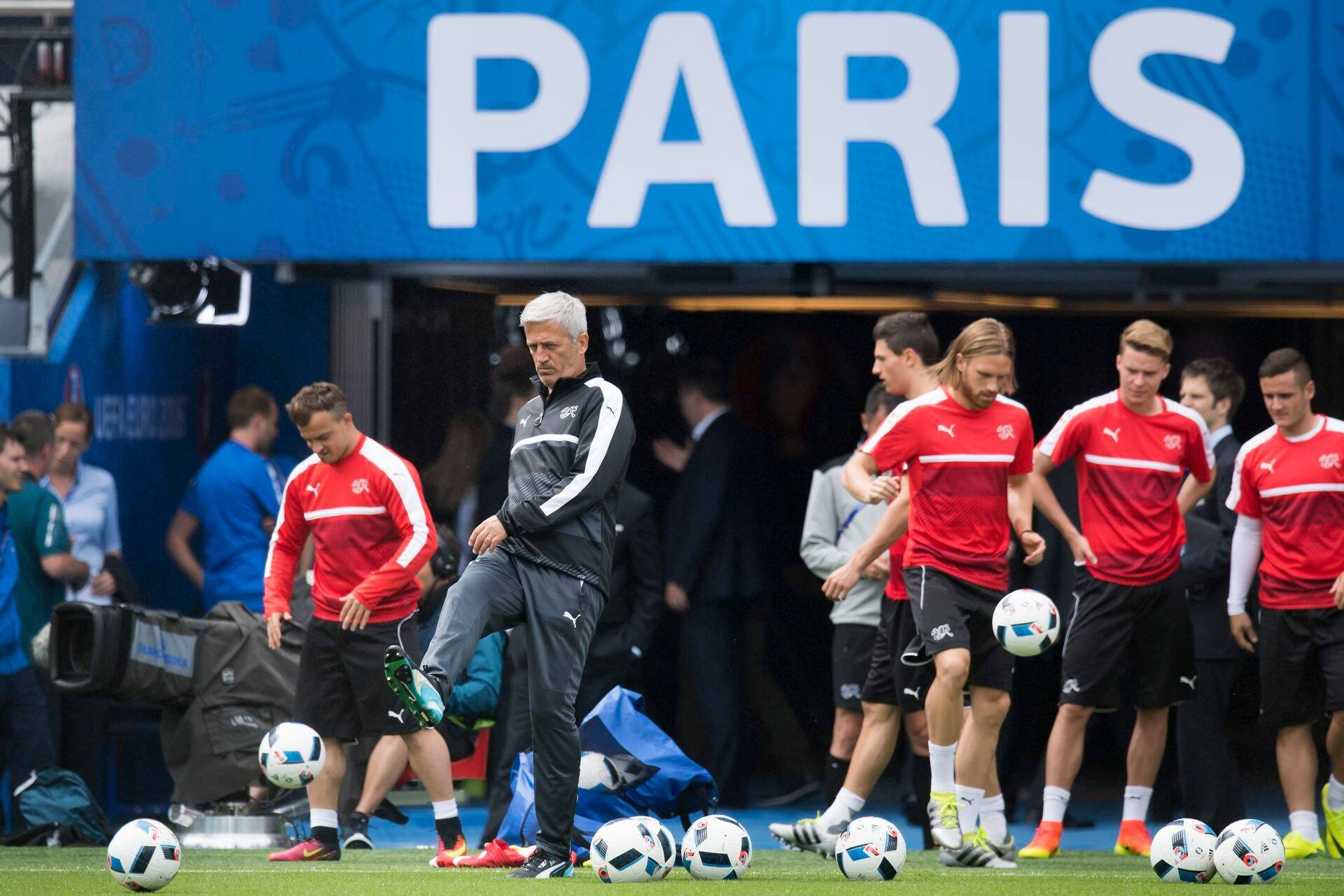 Šveitsi võistkond treener Vladimir Petkovici juhendamisel treeningul enne tänast mängu.