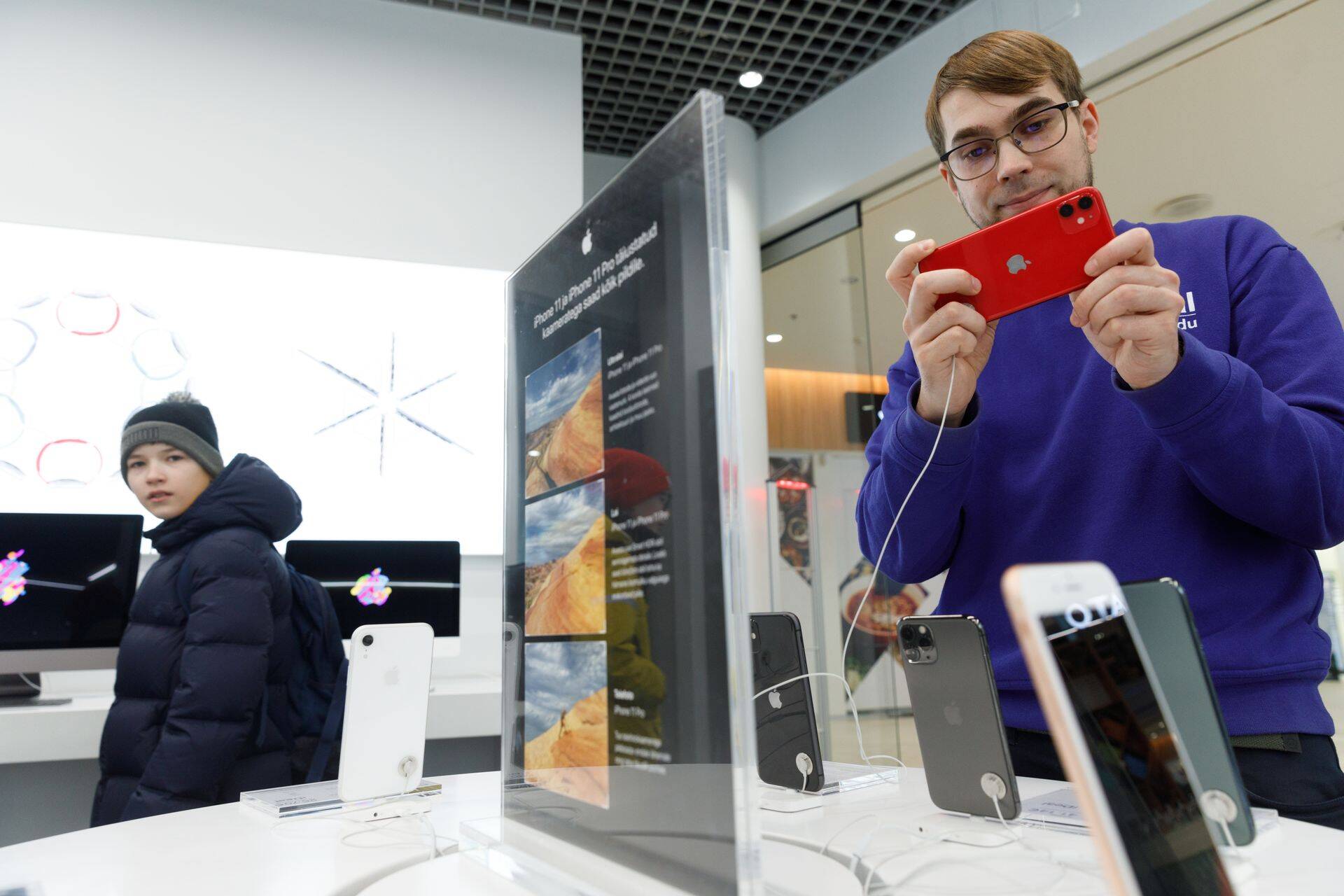Продажи продукции Apple замедляются, потому что у людей становится меньше денег из-за высоких процентных ставок.