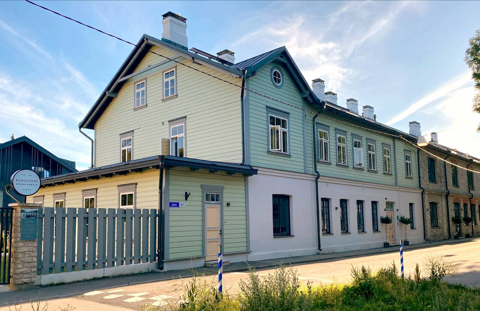 Сегодня на воротах жилого комплекса на Яху, 5 красуется вывеска «Klaussoni kommivabrik», напоминание о 92 годах «сладкой жизни» этого места.