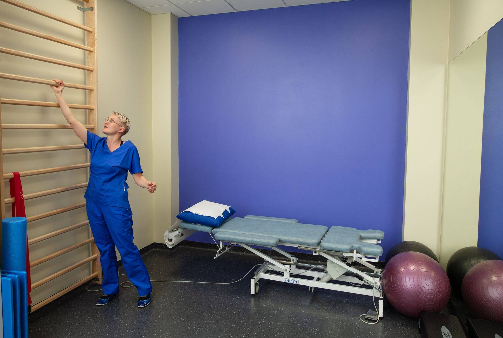 Eesti Perearstide Seltsi juhatuse esinaine, perearst Le Vallikivi, näitab tervisekeskuse füsioteraapia ruumi.