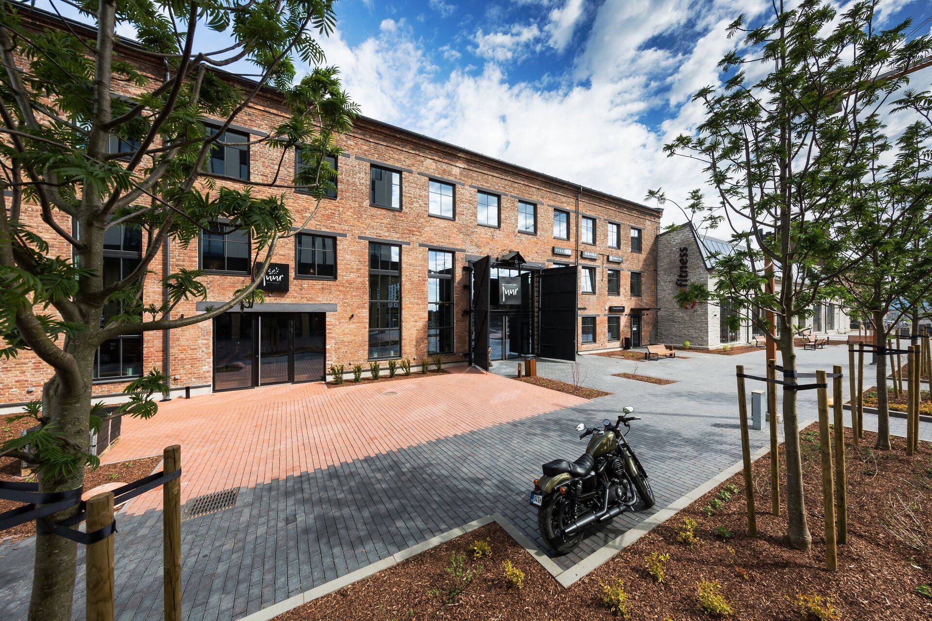 Ülemiste linnaku hoone ühendab endas mitu funktsioon - spordikeskus, restoran ja büroohoone.