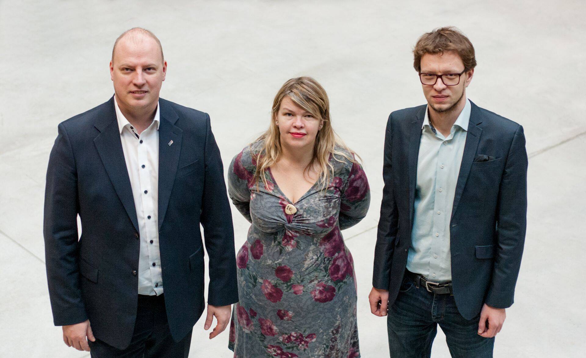 Maksuteabevara autor, KPMG maksuvaldkonna juht Joel Zernask (vasakul), teabevara vanemtoimetaja Heidi Saar ja KPMG maksunõustaja Einar Rosin.